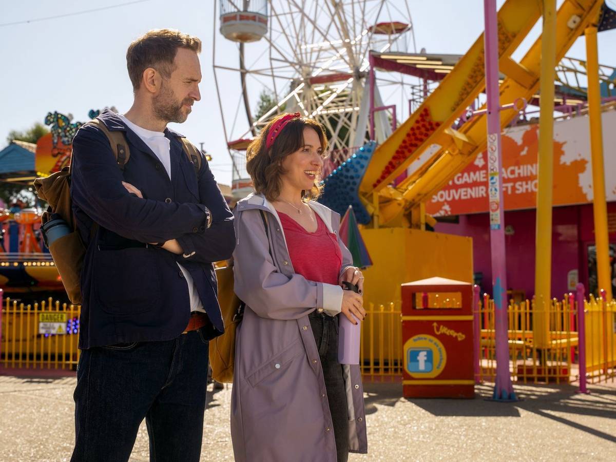 Nikki (Esther Smith) und Jason (Rafe Spall) gehen unterschiedlich mit dem Auftauchen von Kat (Charlotte Riley), der leiblichen Mutter ihrer beiden Kinder, um. (Bild: Apple TV)