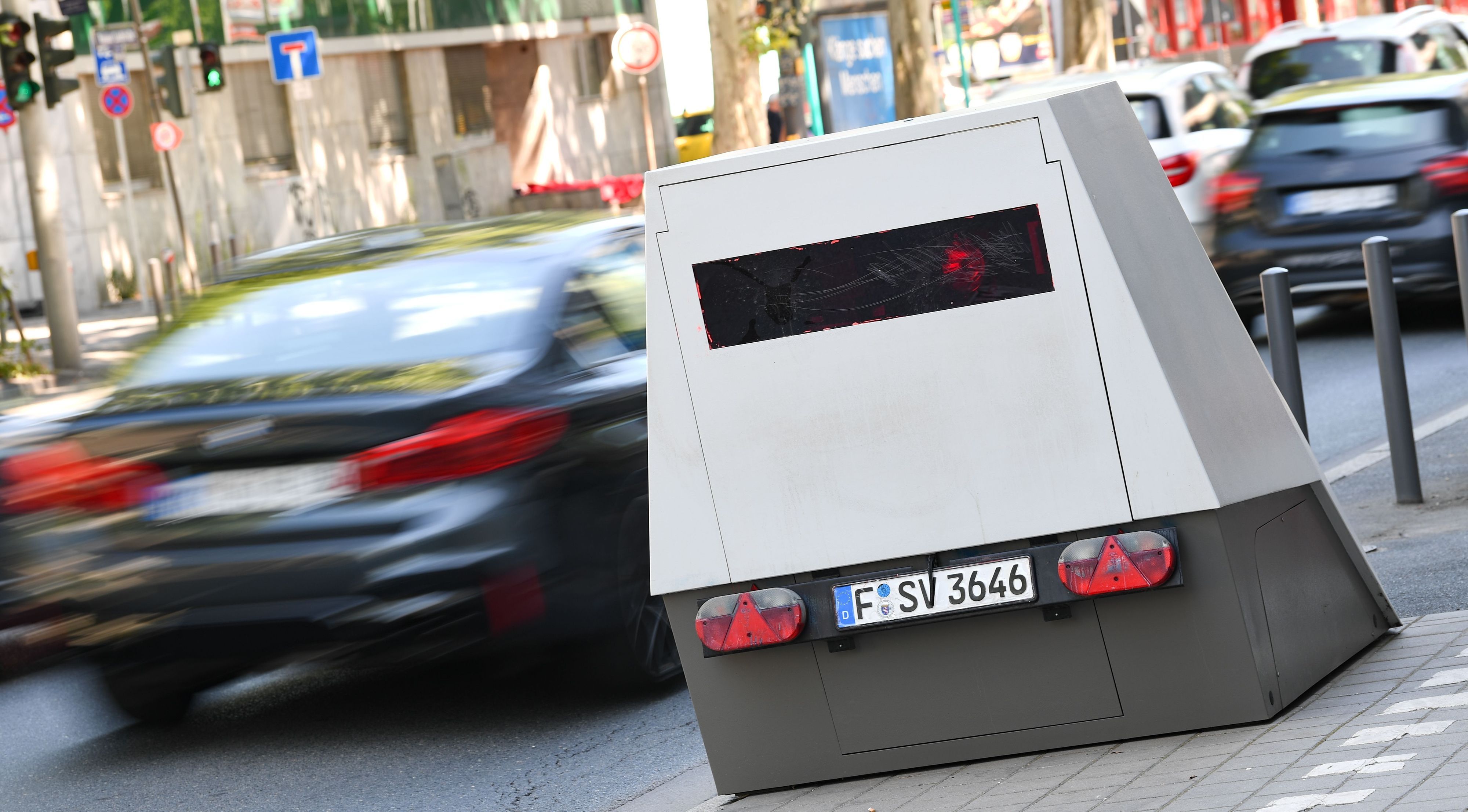 Ein sogenannter Enforcement-Trailer zur Geschwindigkeitsüberwachung steht am Rand einer Straße in Frankfurt/Main: In Solingen hat nun ein Blitzgerät für Spott im Netz gesorgt.