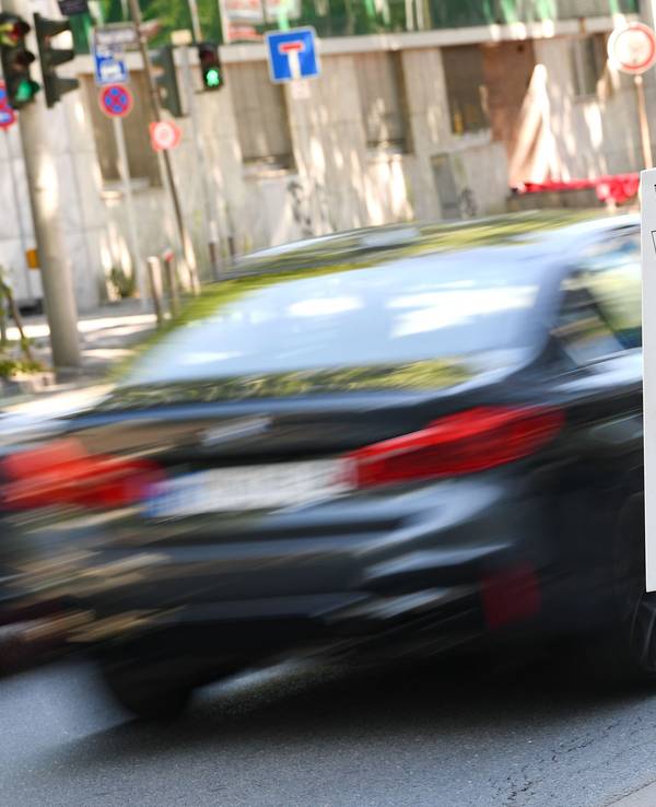 Ein sogenannter Enforcement-Trailer zur Geschwindigkeitsüberwachung steht am Rand einer Straße in Frankfurt/Main: In Solingen hat nun ein Blitzgerät für Spott im Netz gesorgt.