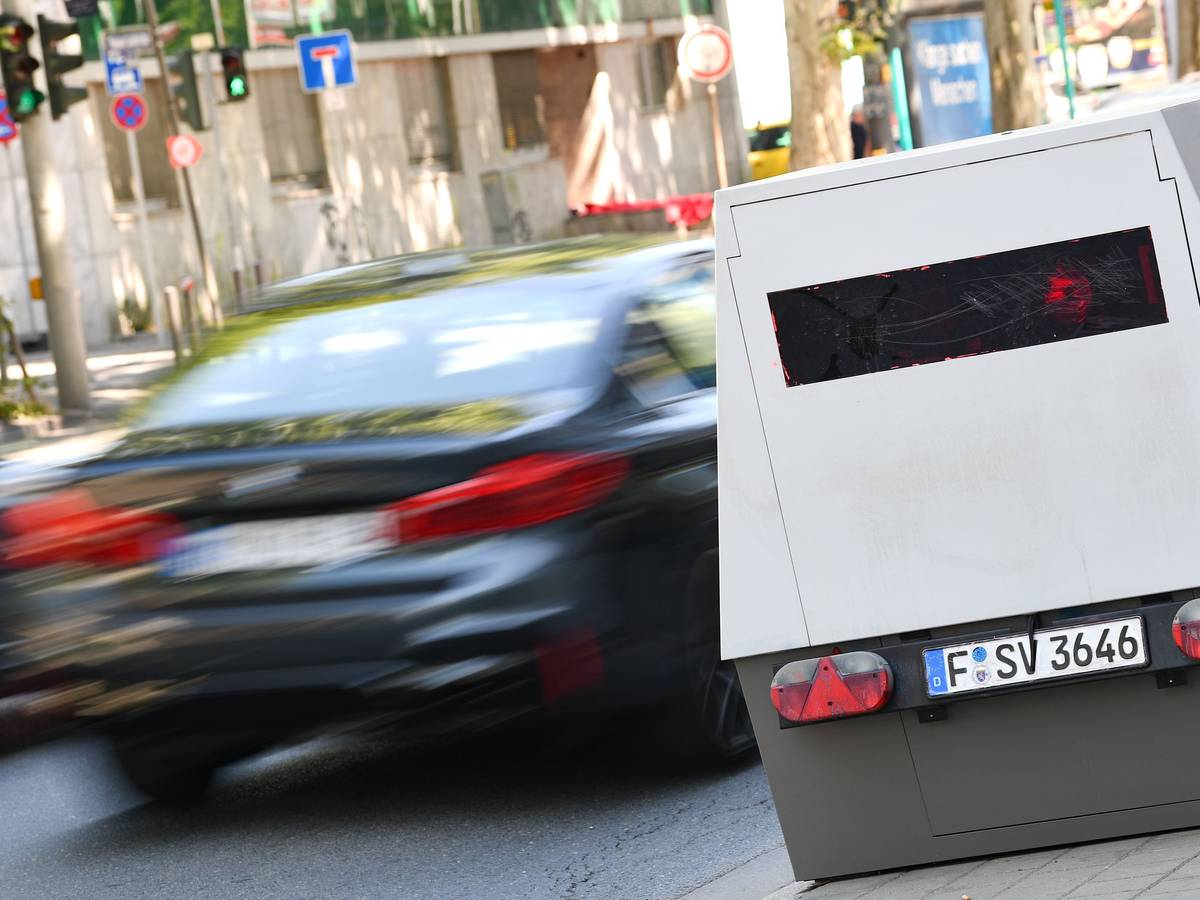 Ein sogenannter Enforcement-Trailer zur Geschwindigkeitsüberwachung steht am Rand einer Straße in Frankfurt/Main: In Solingen hat nun ein Blitzgerät für Spott im Netz gesorgt.
