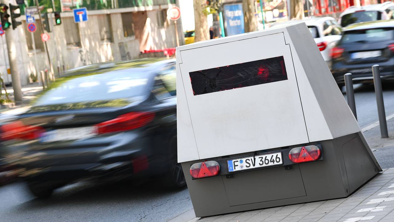 Ein sogenannter Enforcement-Trailer zur Geschwindigkeitsüberwachung steht am Rand einer Straße in Frankfurt/Main: In Solingen hat nun ein Blitzgerät für Spott im Netz gesorgt.