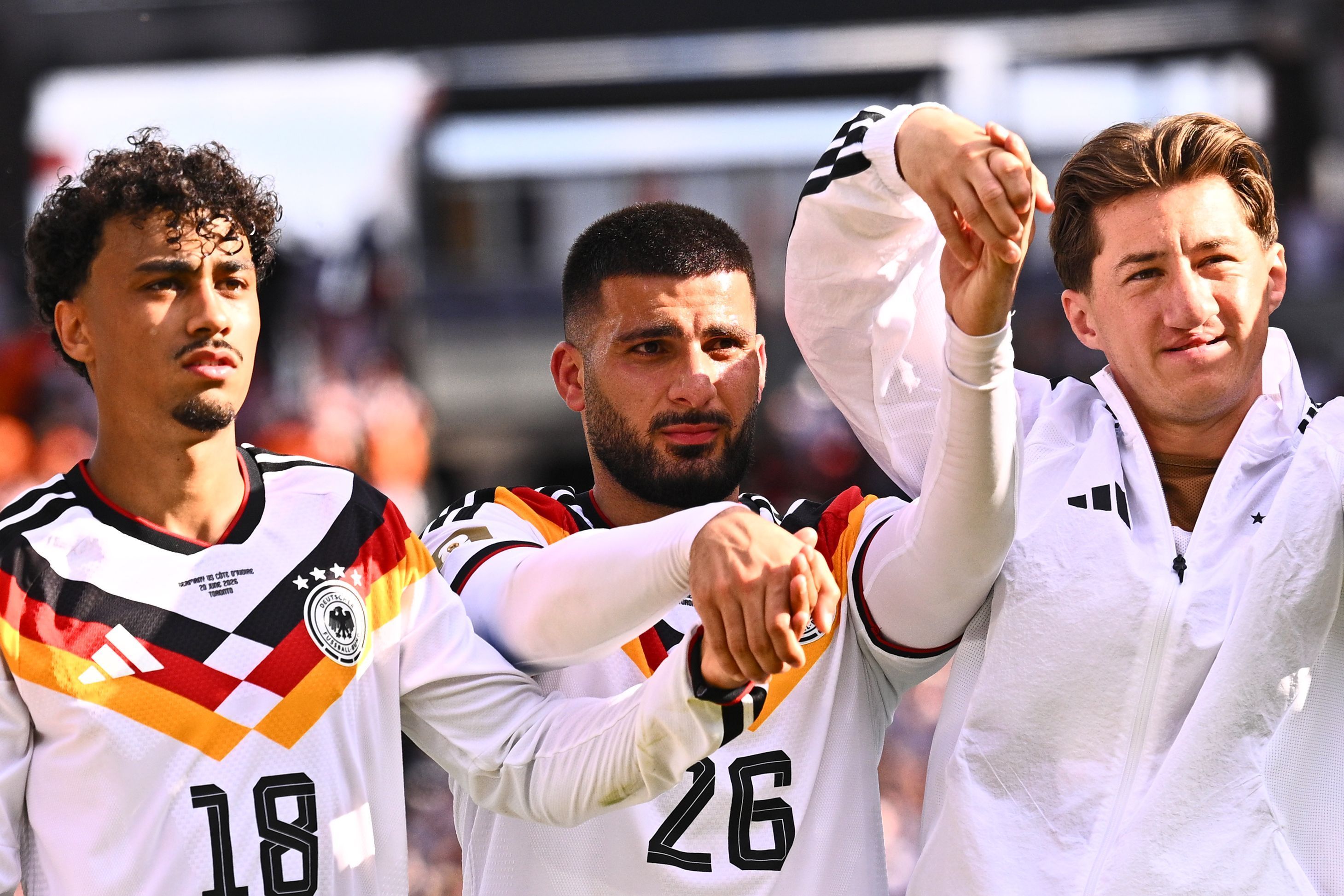 Deniz Undav (M.), Nathaniel Brown und Angelo Stiller (r.) jubeln nach dem Spiel gemeinsam.