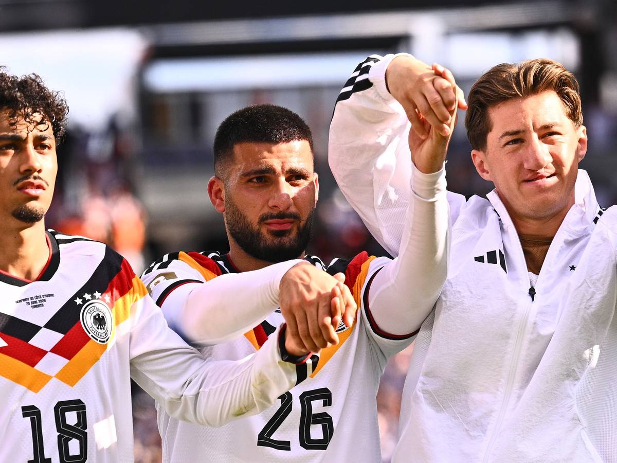 Deniz Undav (M.), Nathaniel Brown und Angelo Stiller (r.) jubeln nach dem Spiel gemeinsam.