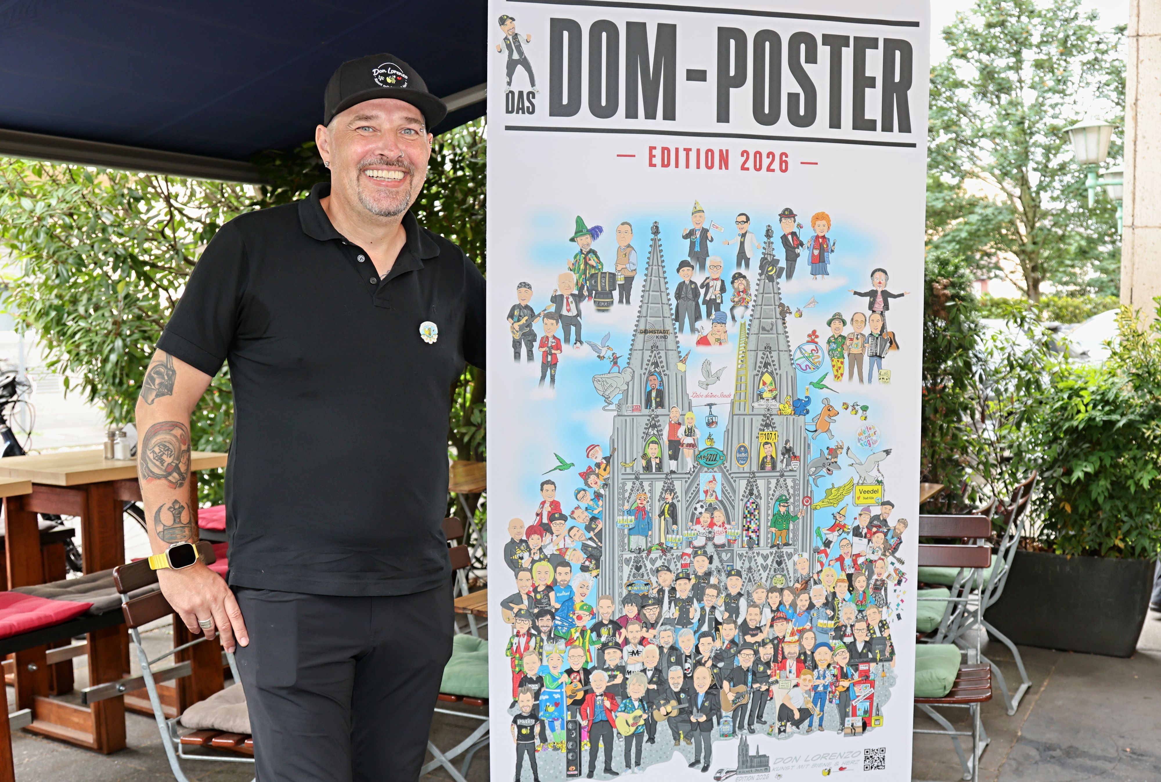 Don Lorenzo zeigt sein neues Dom-Poster.
