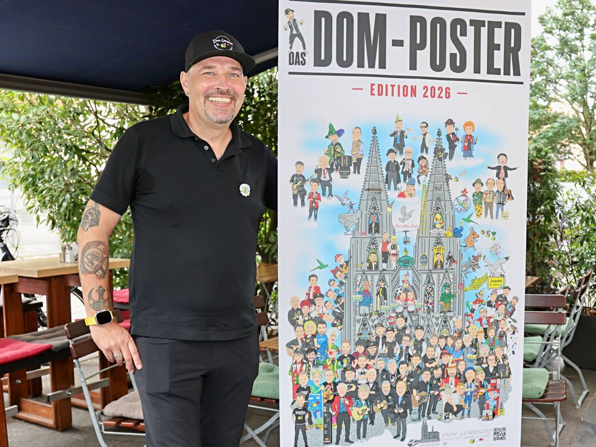 Don Lorenzo zeigt sein neues Dom-Poster.
