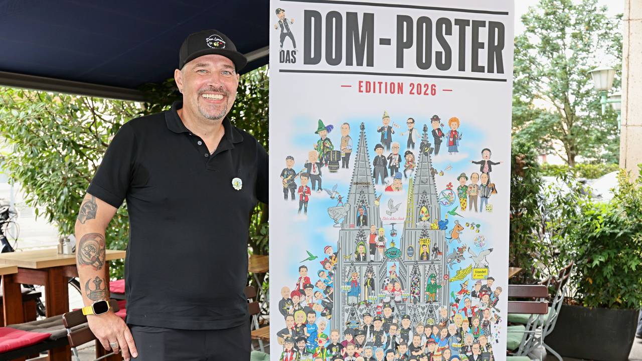 Don Lorenzo zeigt sein neues Dom-Poster.