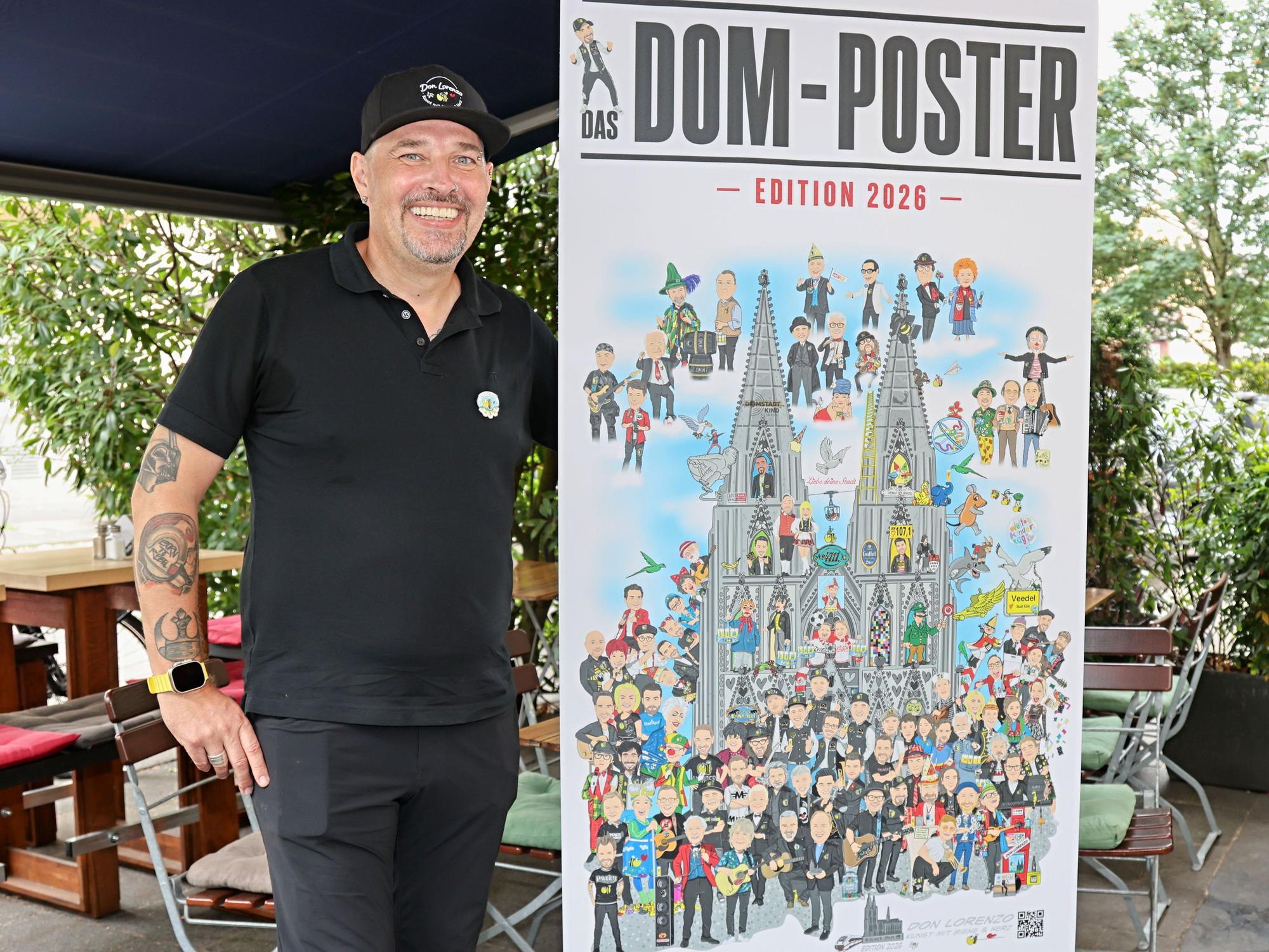Don Lorenzo zeigt sein neues Dom-Poster.