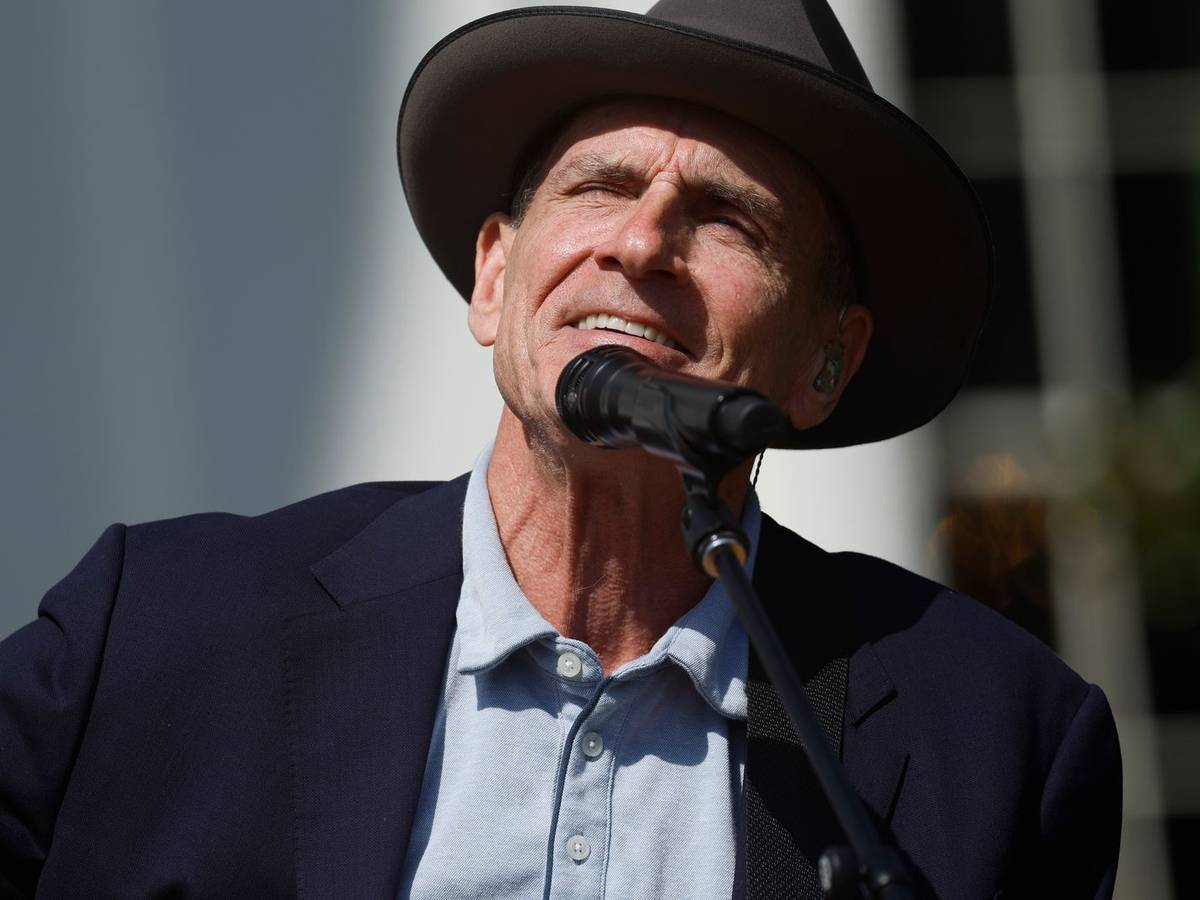 Songwriter-Legende James Taylor war auf die Hochzeit von Travis Kelce und Taylor Swift eingeladen, sagte aber wegen einer Verpflichtung ab. (Bild: Anna Moneymaker/Getty Images)