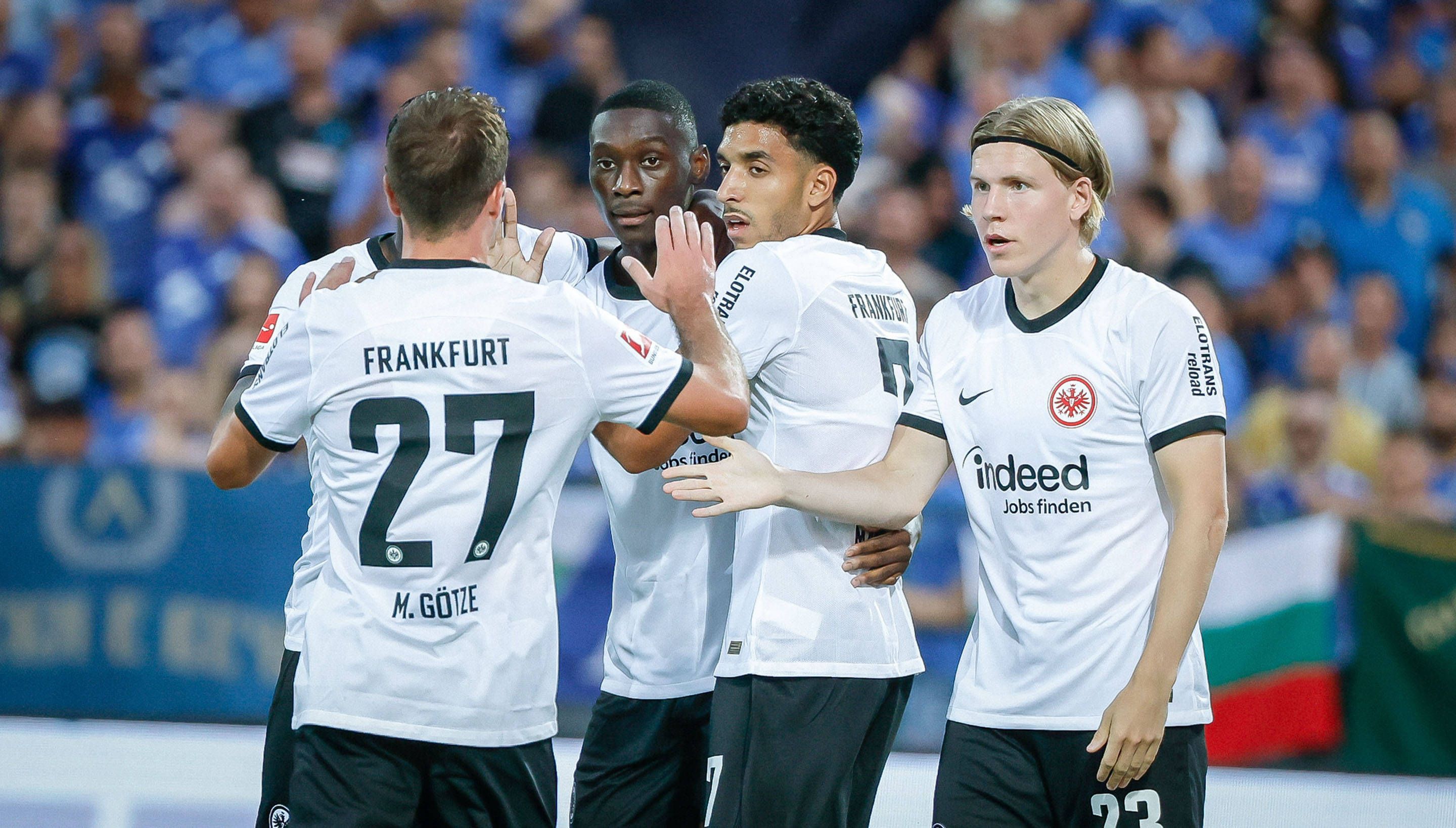 Randal Kolo Muani (2.v.l.) jubelt mit seinen Mitspielern.