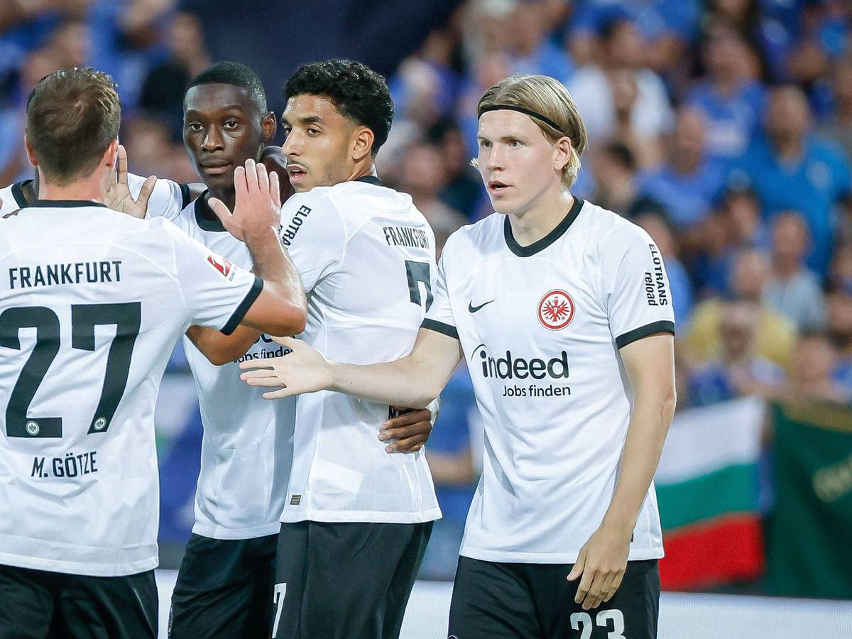 Randal Kolo Muani (2.v.l.) jubelt mit seinen Mitspielern.