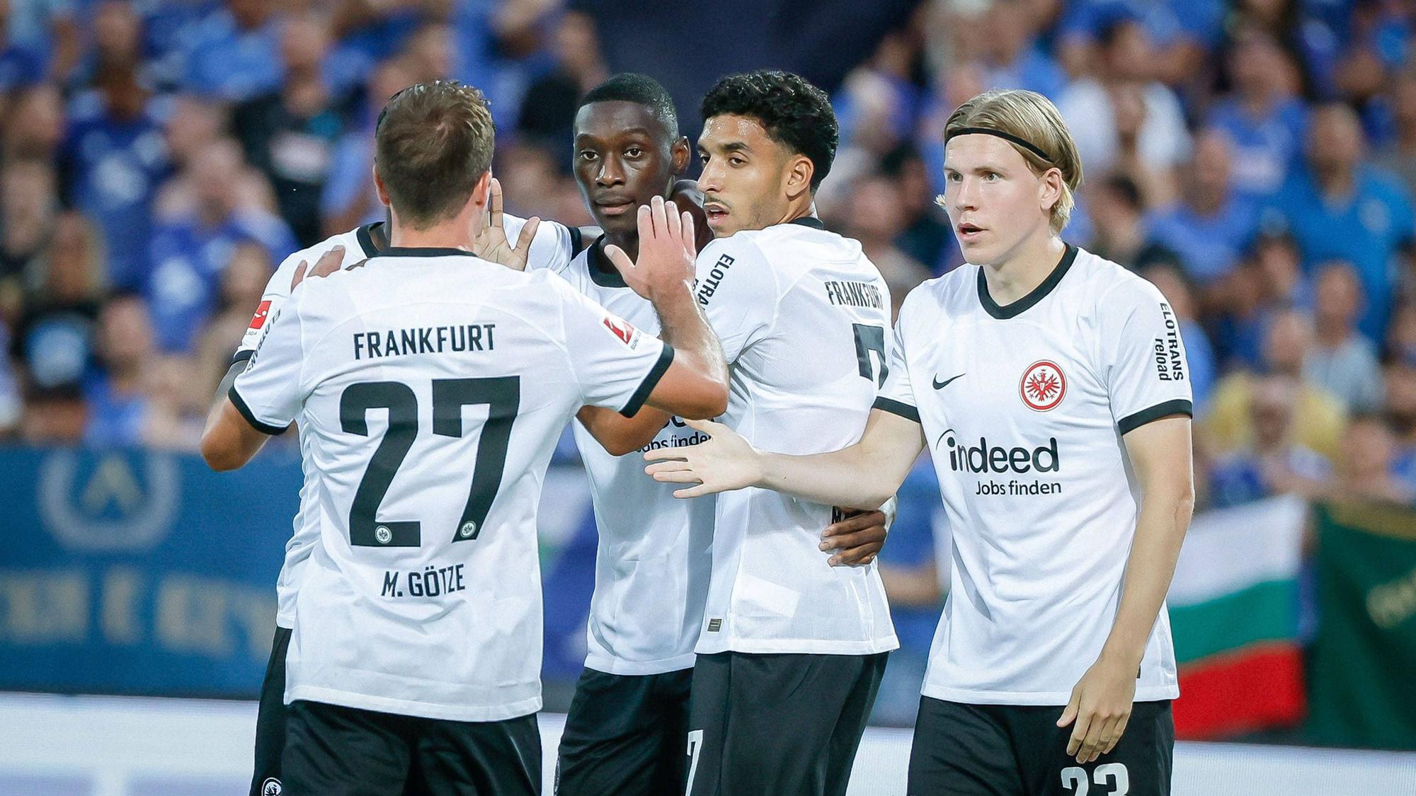 Randal Kolo Muani (2.v.l.) jubelt mit seinen Mitspielern.
