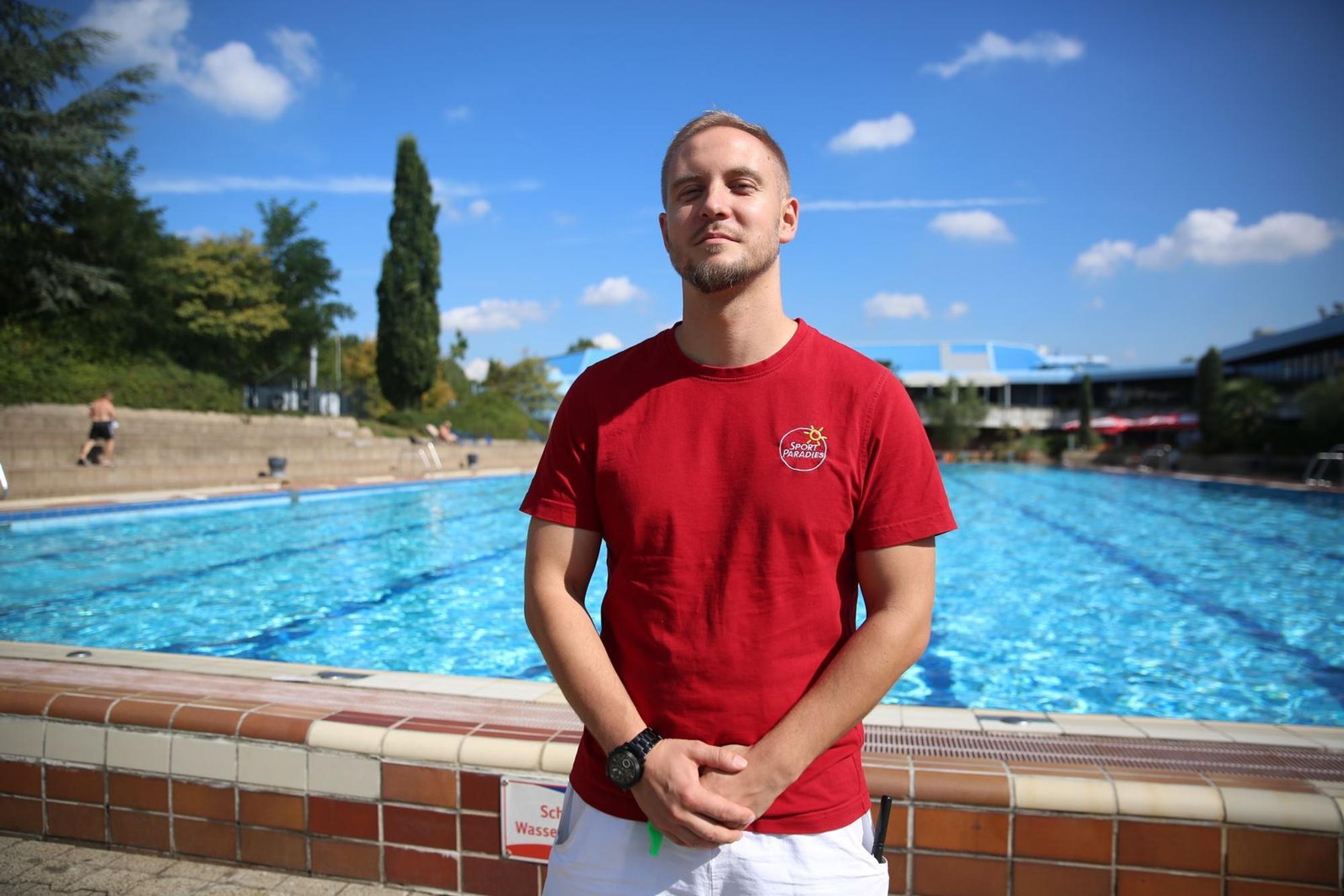 Schwimmmeister David Conrad schmeißt störrische Badegäste auch mal aus dem im Sport-Paradies Gelsenkirchen. Wer Regeln missachtet, für den „ist der Spaß dann leider vorbei“. (Bild: ZDF/Lennart Haneklaus)