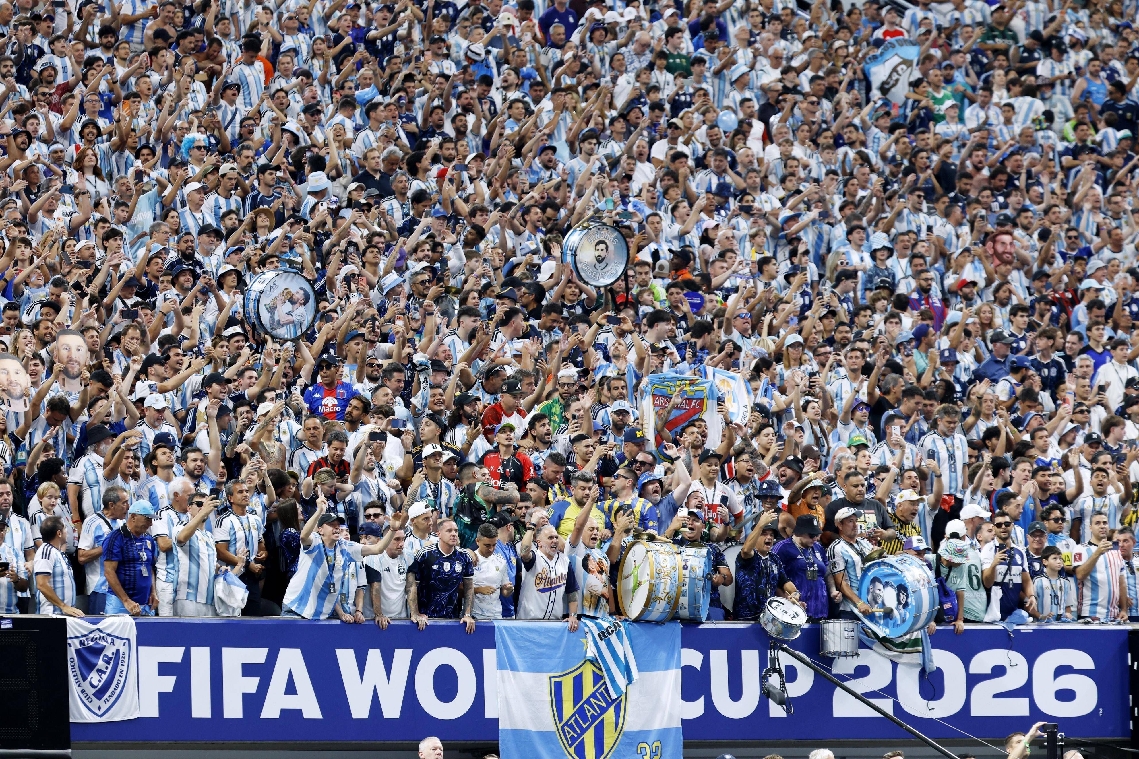 Fans jubeln beim Spiel der argentinischen Nationalmannschaft gegen Ägypten.