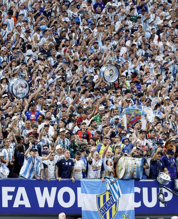 Fans jubeln beim Spiel der argentinischen Nationalmannschaft gegen Ägypten.