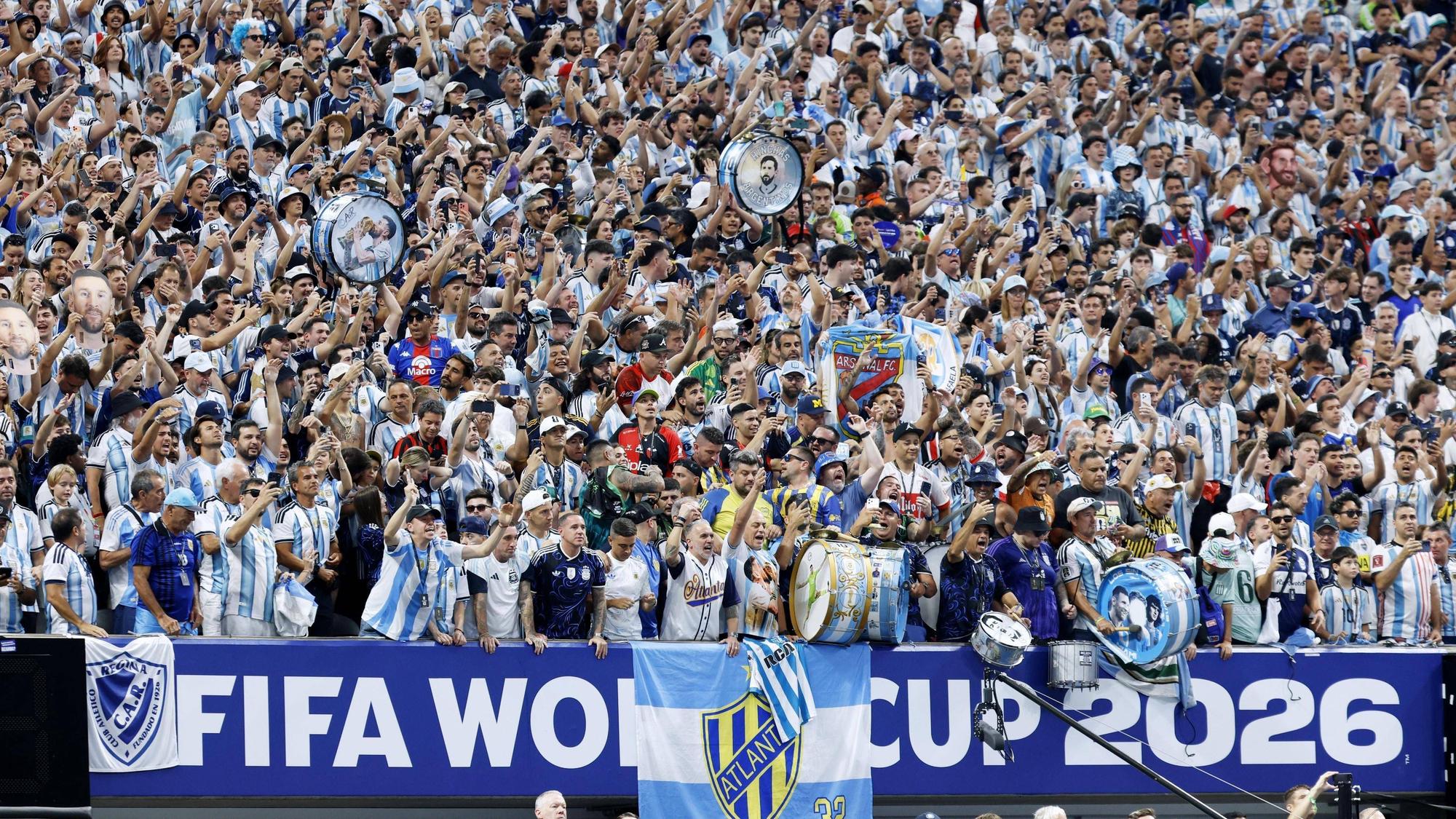 Fans jubeln beim Spiel der argentinischen Nationalmannschaft gegen Ägypten.