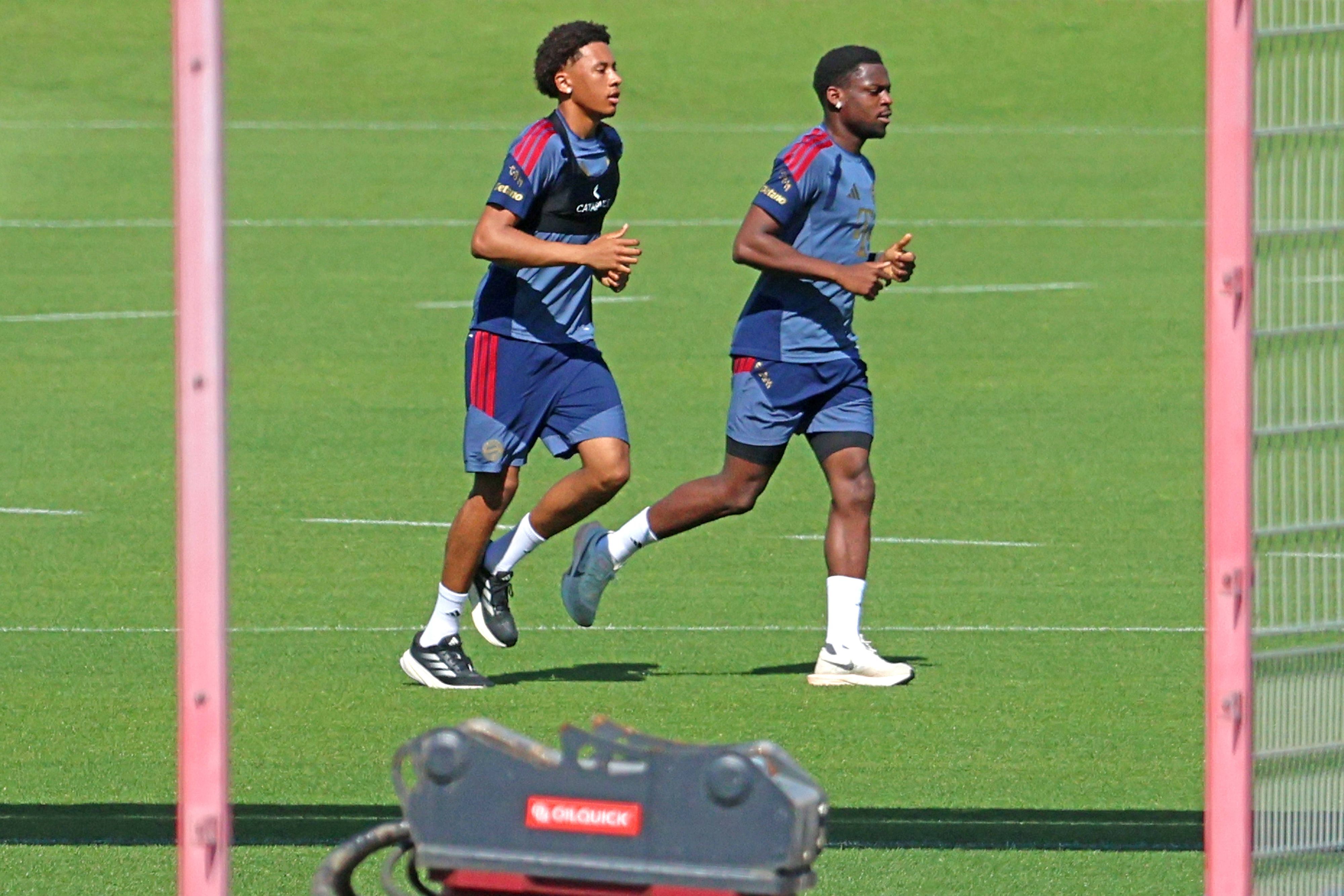 Cassiano Kiala und Noel Aseko (r.) beim Lauftraining des FC Bayern.