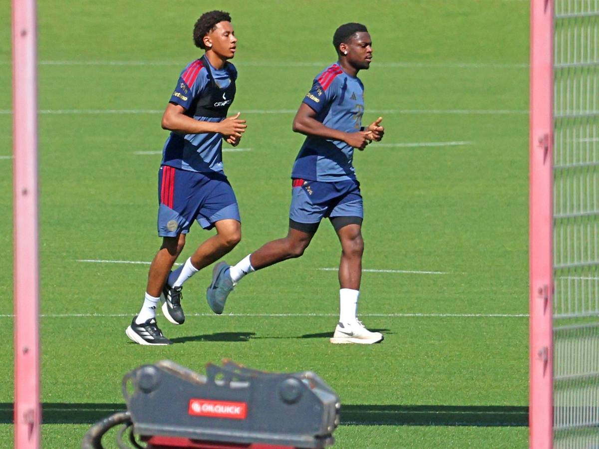 Cassiano Kiala und Noel Aseko (r.) beim Lauftraining des FC Bayern.