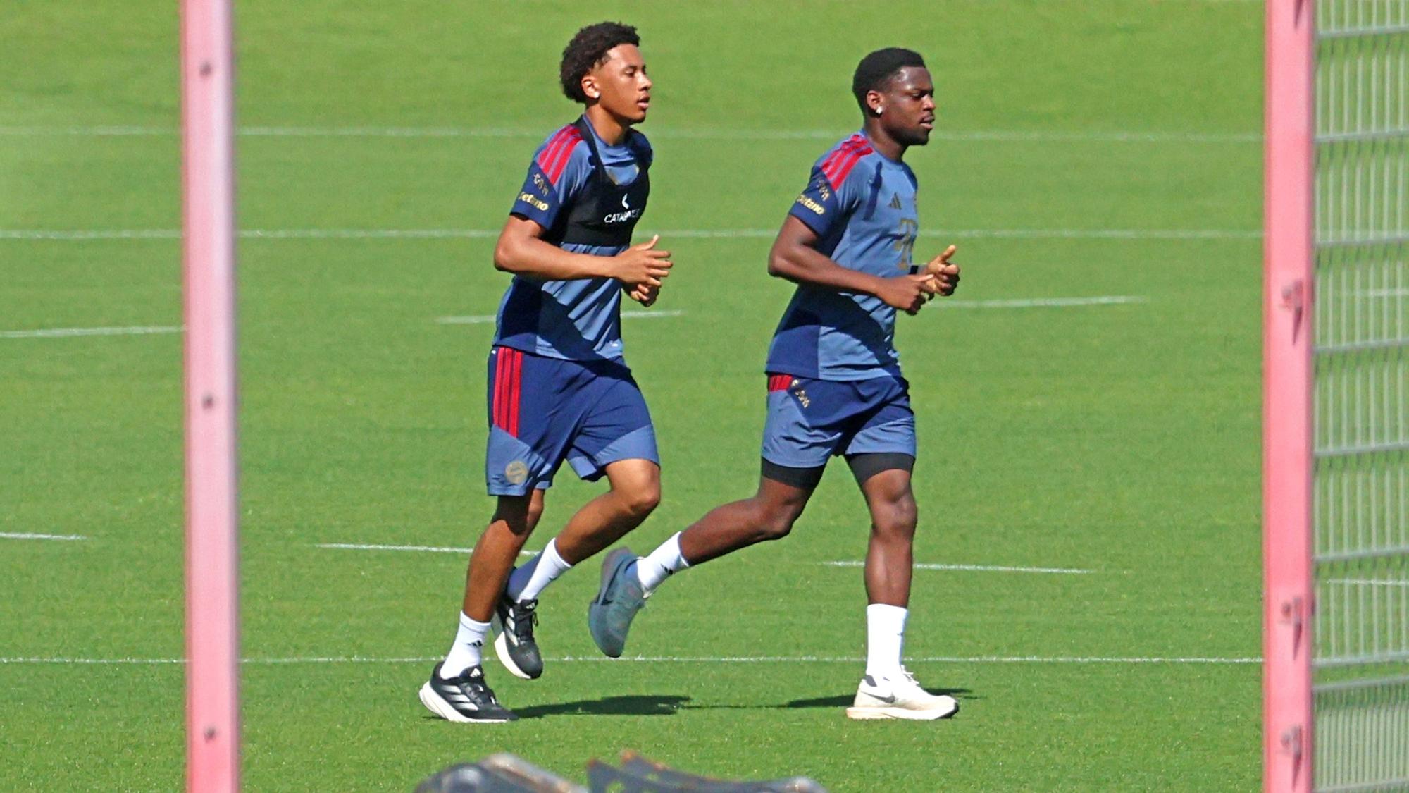 Cassiano Kiala und Noel Aseko (r.) beim Lauftraining des FC Bayern.