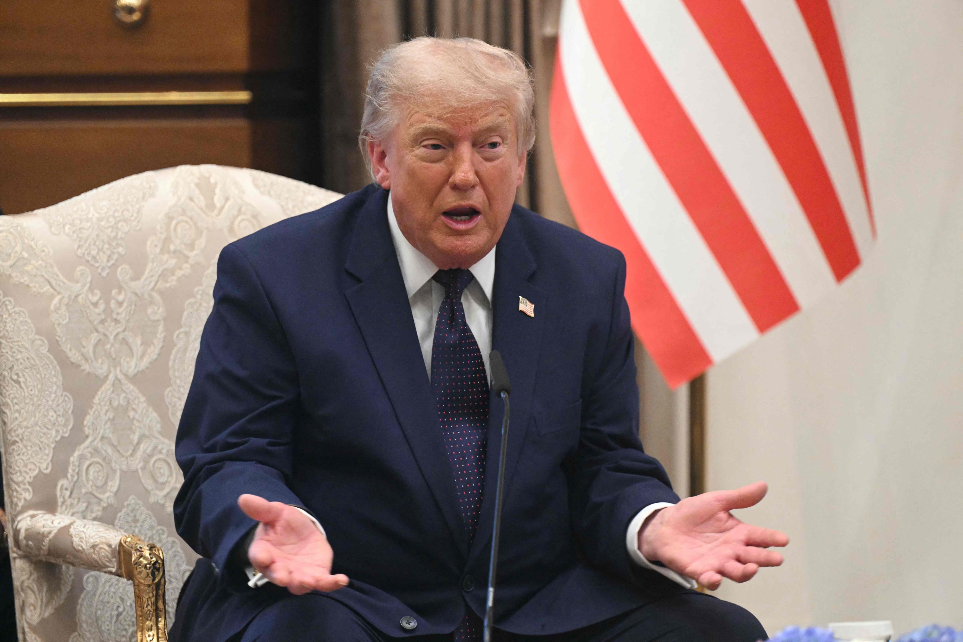 US-Präsident Donald Trump spricht am 7. Juli am Rande des NATO-Gipfels bei einem Treffen mit dem türkischen Präsidenten Recep Tayyip Erdoğan.