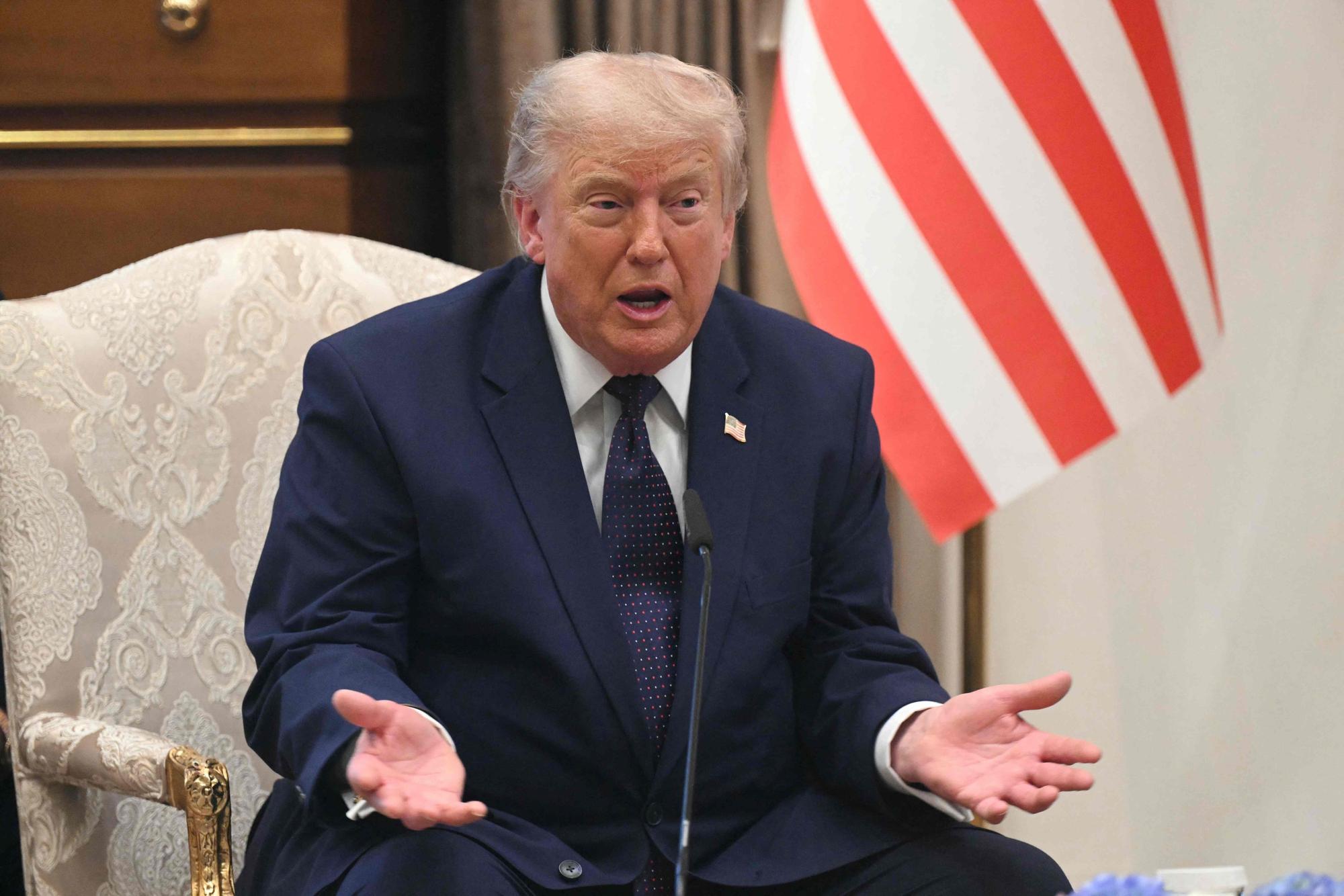 US-Präsident Donald Trump spricht am 7. Juli am Rande des NATO-Gipfels bei einem Treffen mit dem türkischen Präsidenten Recep Tayyip Erdoğan.