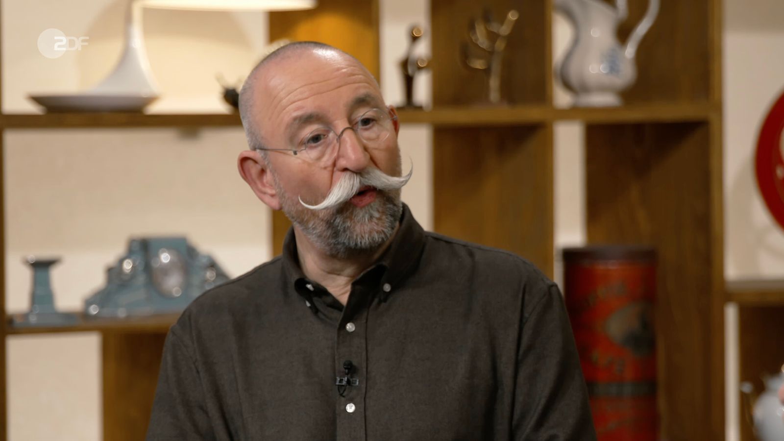 „Wow“, entfuhr es Moderator Horst Lichter, als er ein außergewöhnliches Insekt zum Anstecken erblickte.  (Bild: ZDF)