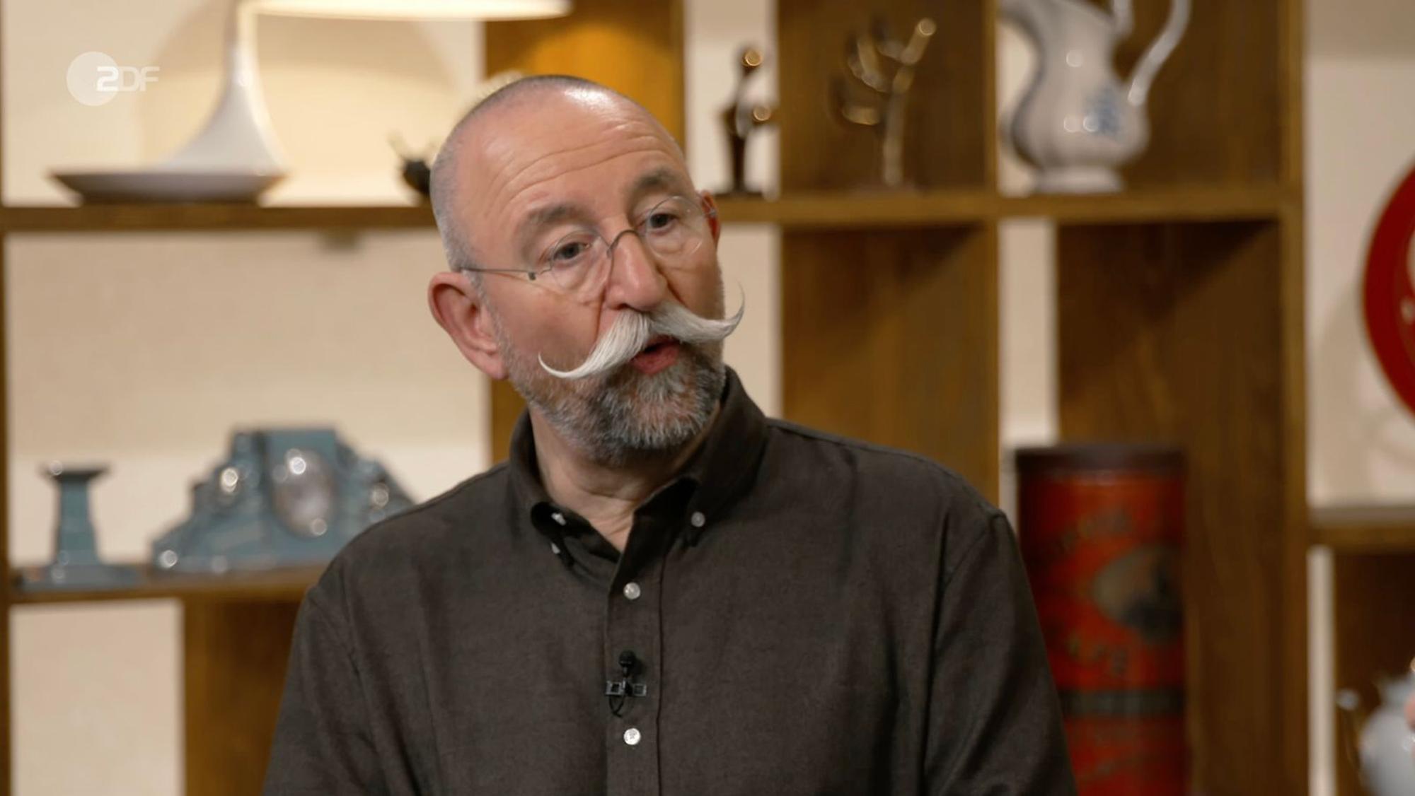 „Wow“, entfuhr es Moderator Horst Lichter, als er ein außergewöhnliches Insekt zum Anstecken erblickte. (Bild: ZDF)