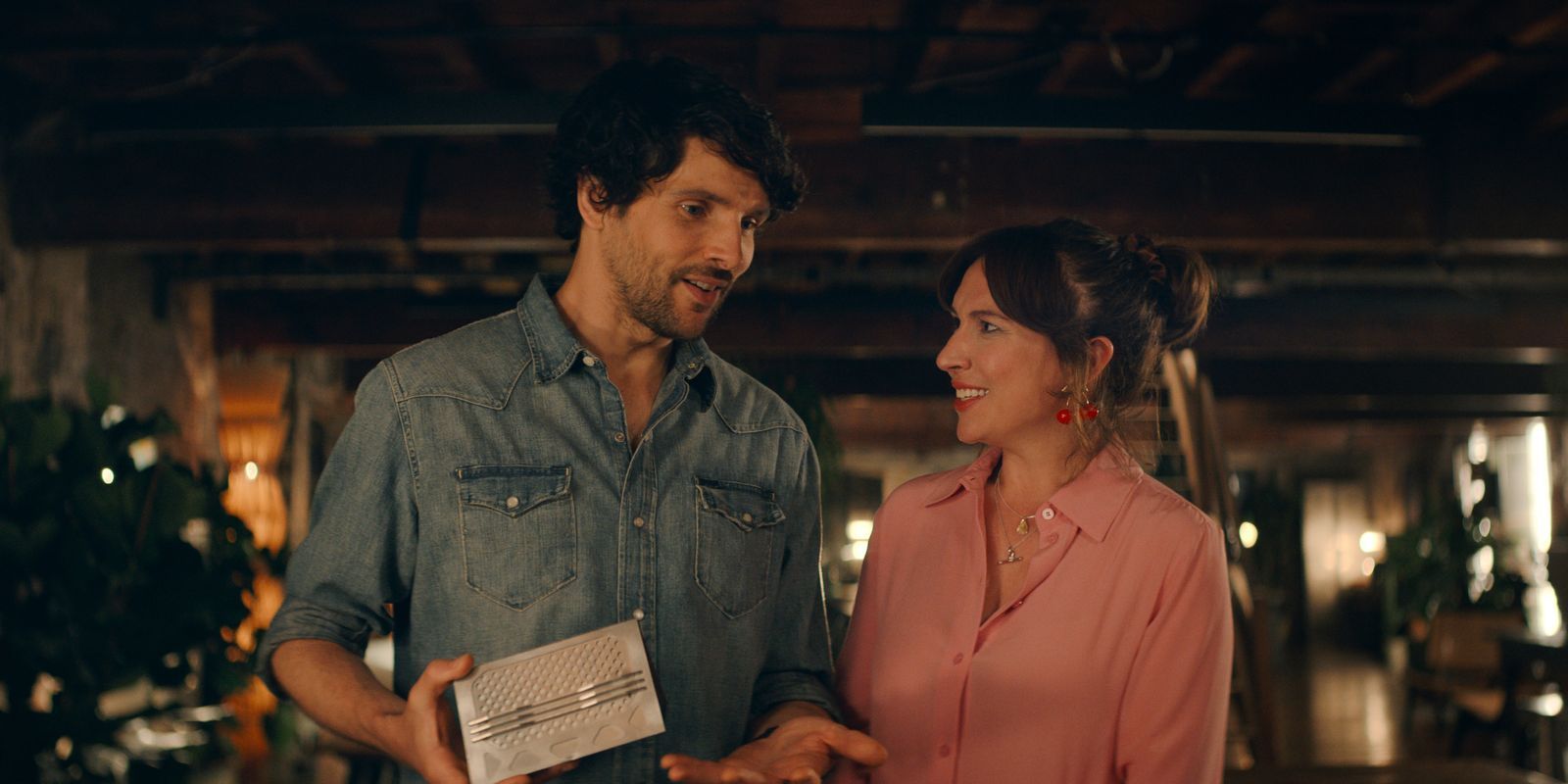 Im Büro lernt Nikki (Esther Smith) den charmanten Kerry (Colin Morgan) kennen und erzählt ihrem Ehemann erstmal nichts von ihrer neuen Bekanntschaft. (Bild: Apple TV)