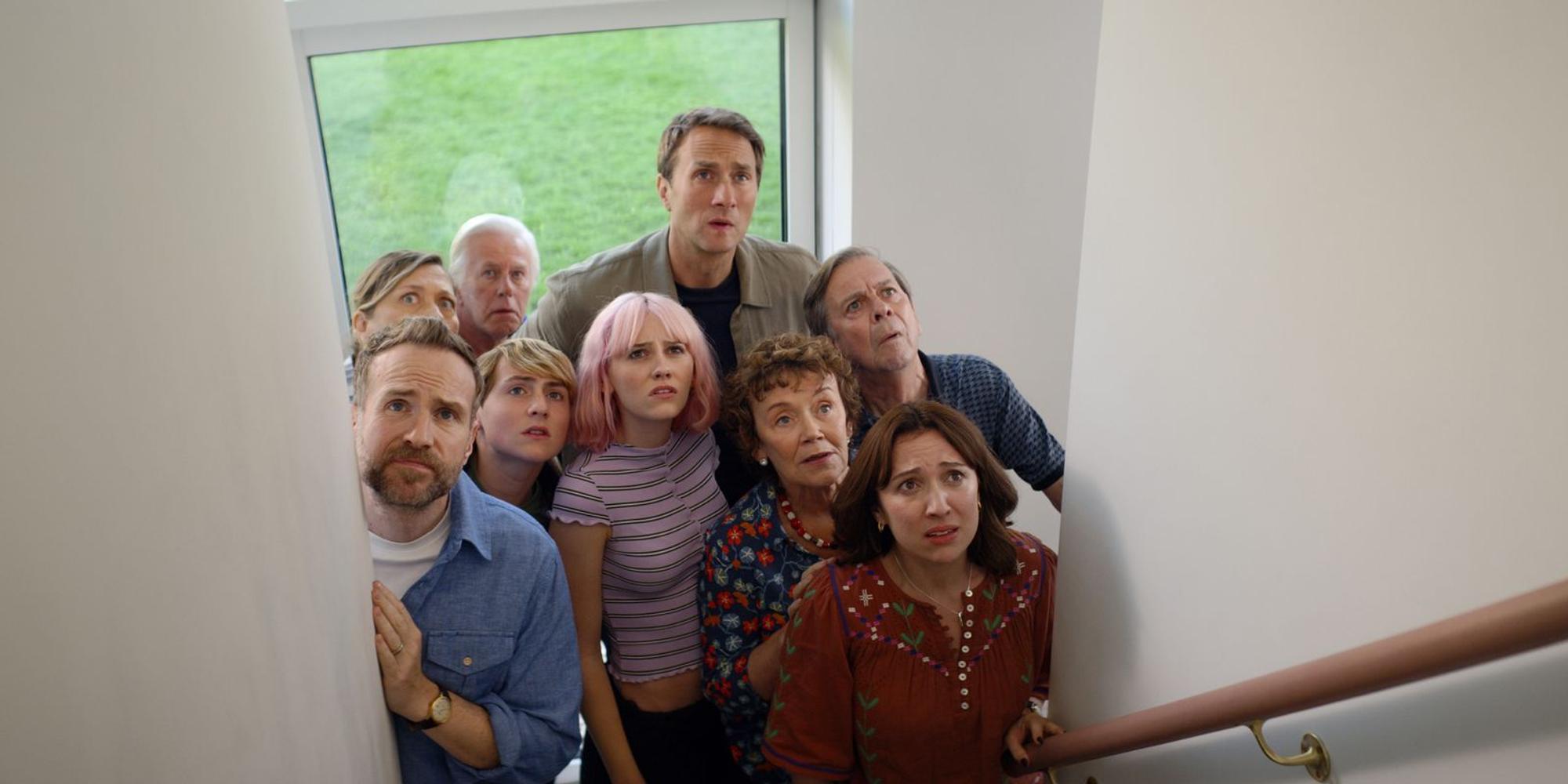 Auch in der fünften Staffel „Trying“ geht es chaotisch zu. Von links: Jason (Rafe Spall), Tyler (Cooper Turner), Princess (Scarlett Rayner), Nikkis Mutter Jilly (Marian McLoughlin) und Nikki (Esther Smith). (Bild: Apple TV)
