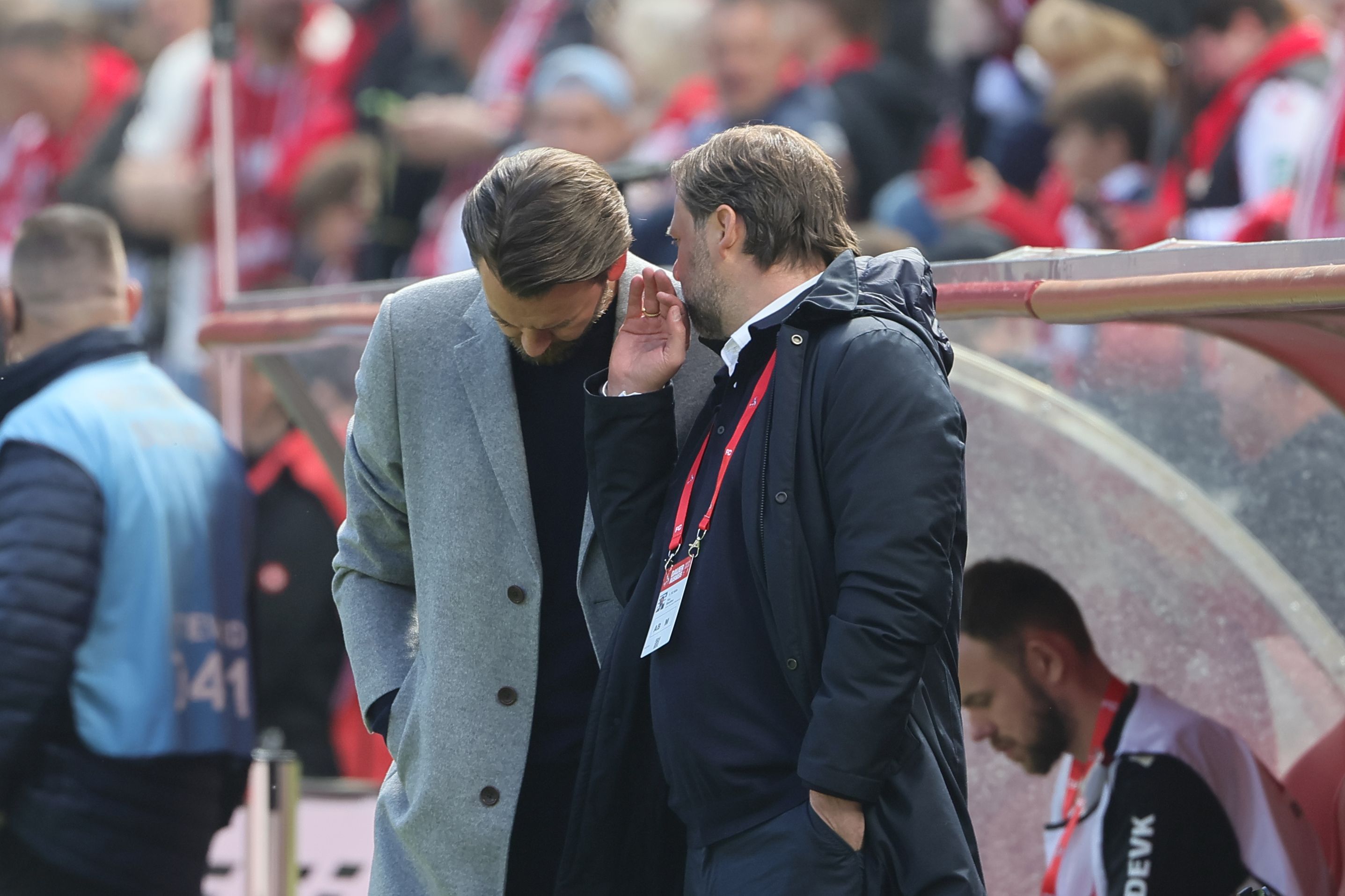 Sportdirektor Thomas Kessler (l.) und Direktor Tim Steidten besprechen sich.
