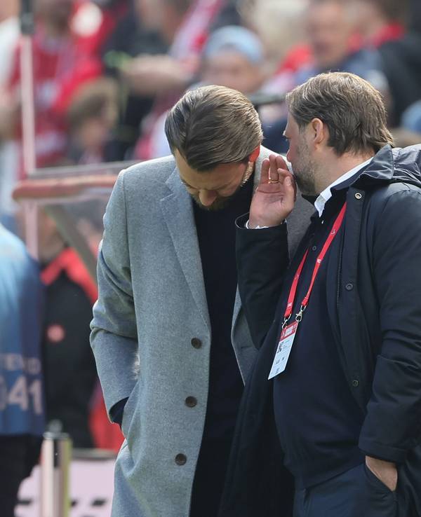 Sportdirektor Thomas Kessler (l.) und Direktor Tim Steidten besprechen sich.