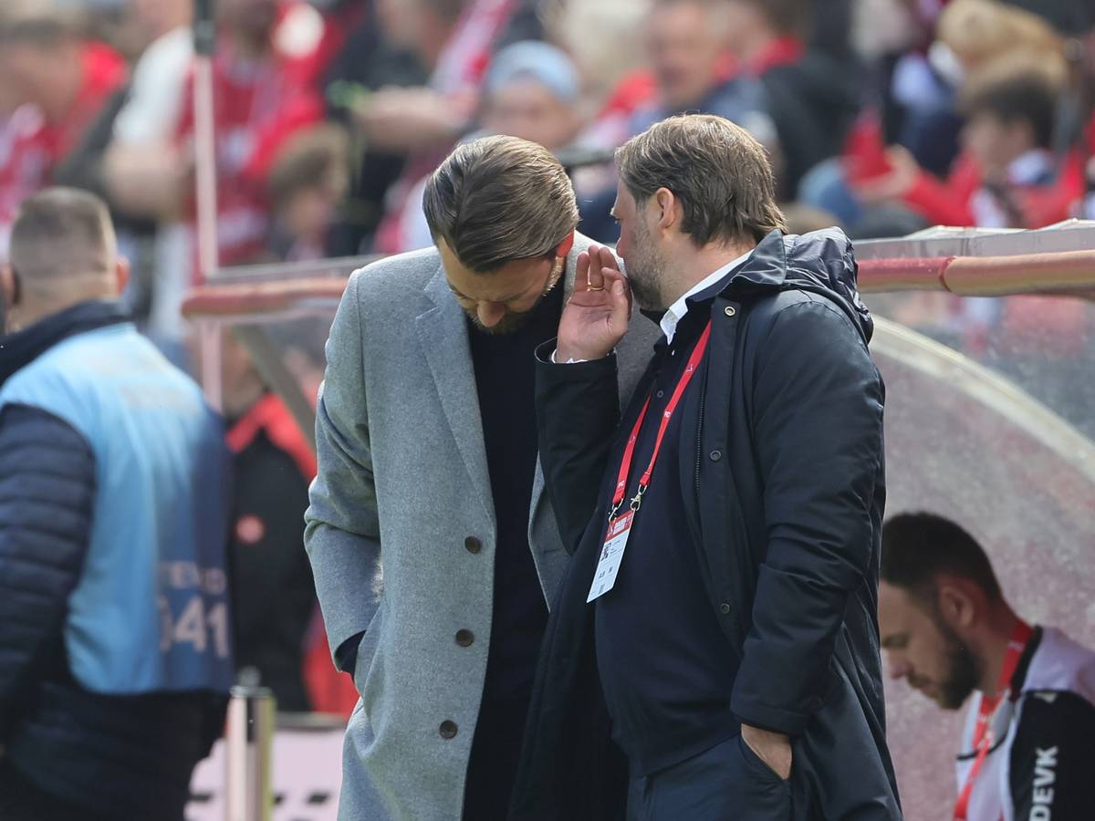 Sportdirektor Thomas Kessler (l.) und Direktor Tim Steidten besprechen sich.