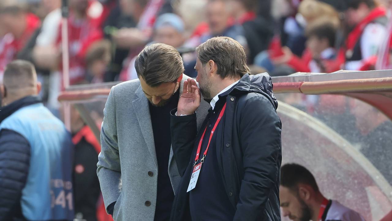 Sportdirektor Thomas Kessler (l.) und Direktor Tim Steidten besprechen sich.