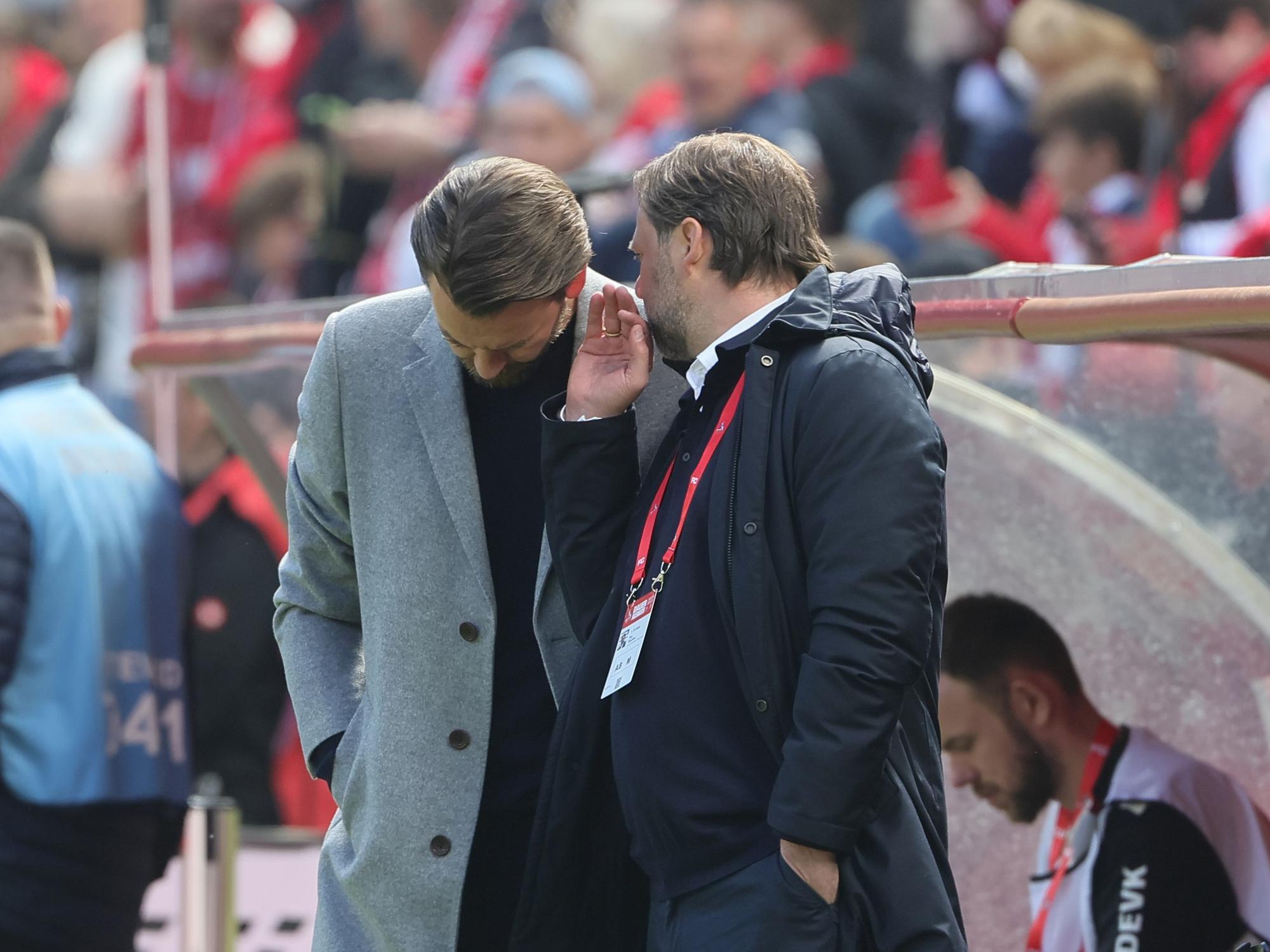 Sportdirektor Thomas Kessler (l.) und Direktor Tim Steidten besprechen sich.