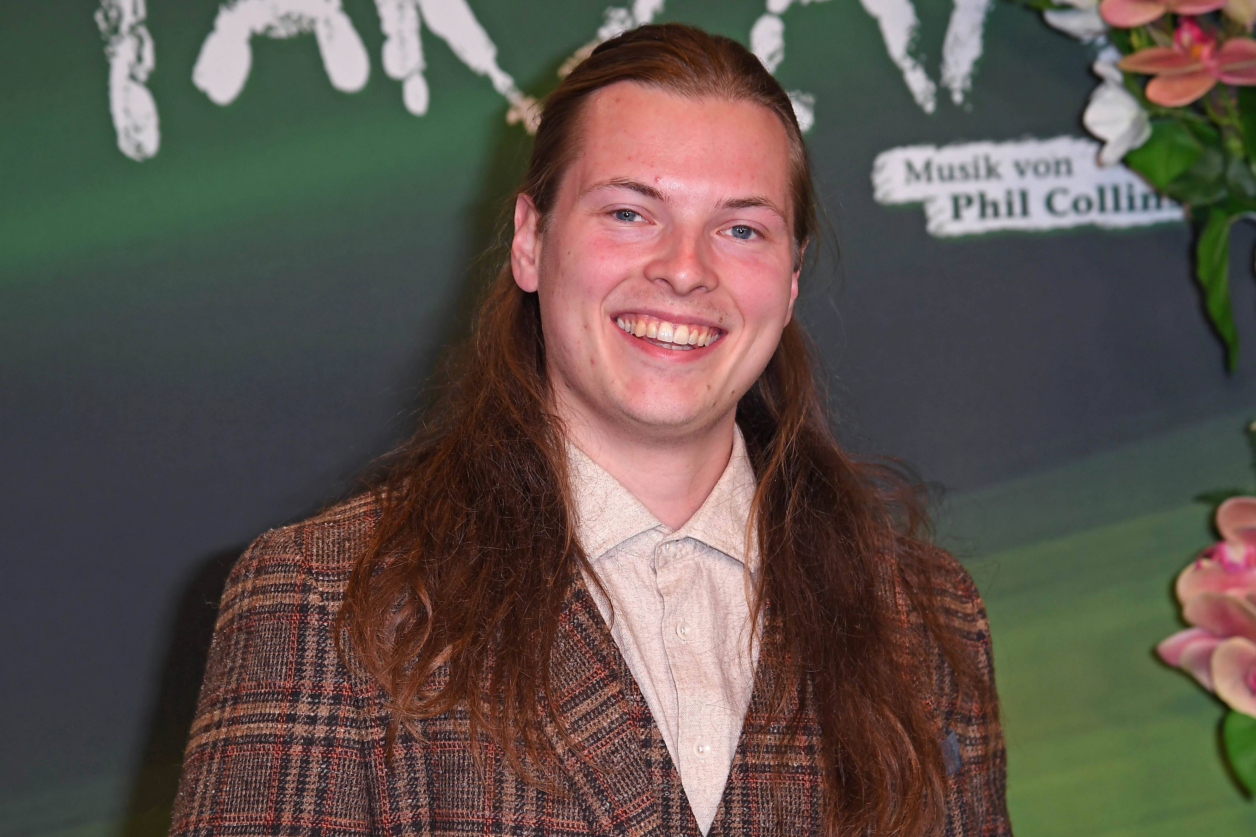 Gabriel Kelly posiert auf dem Roten Teppich.
