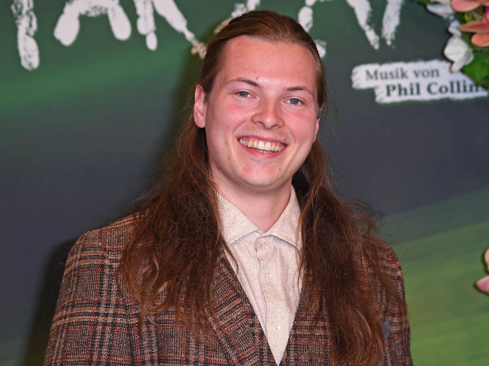 Gabriel Kelly posiert auf dem Roten Teppich.