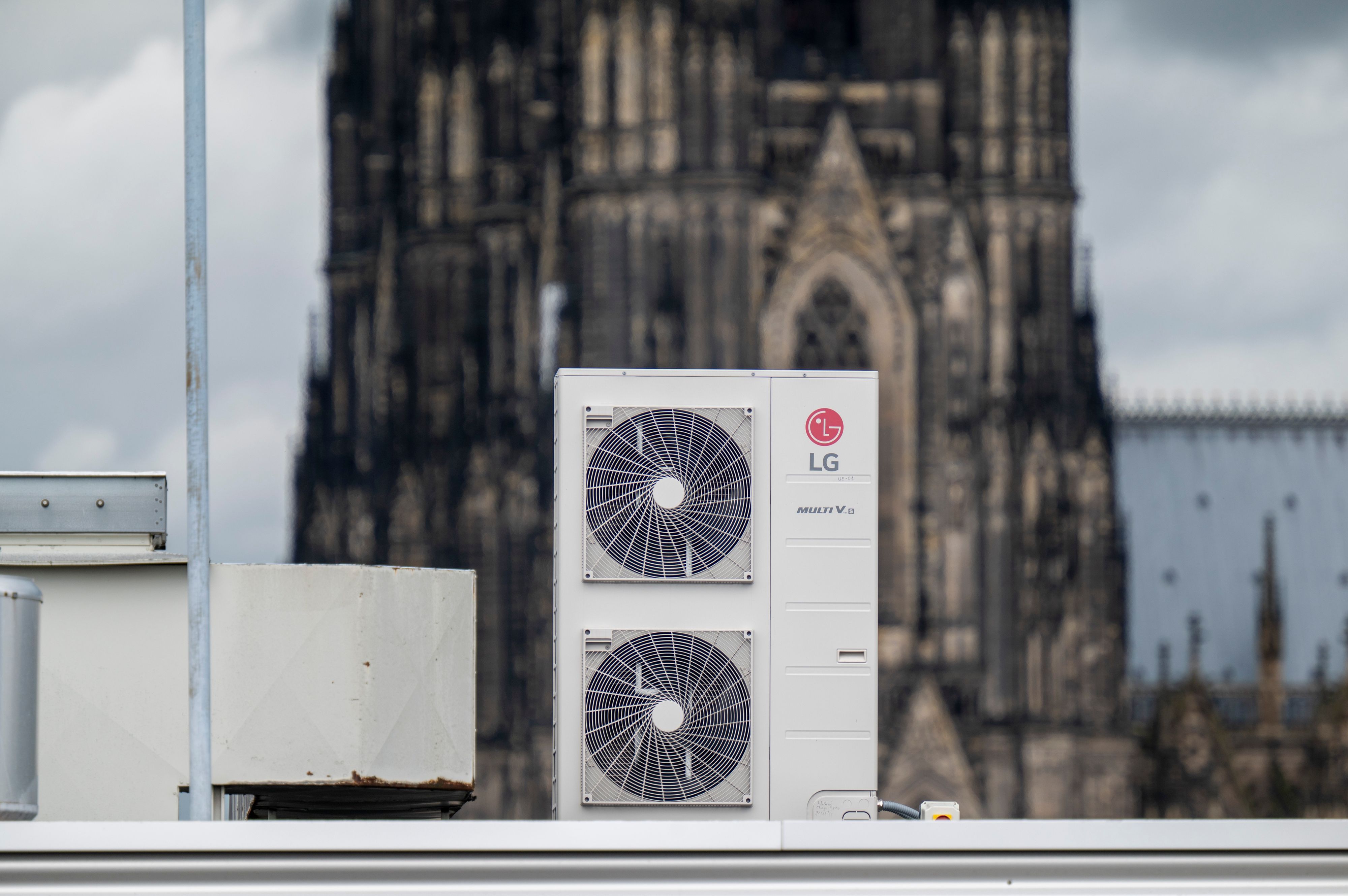 Auf den Dächern der Innenstadt stehen Klimaanlagen. Die Nachfrage nach den Geräten steigt seit der extremen Hitzewelle auch bei Privatpersonen. (Archivfoto)