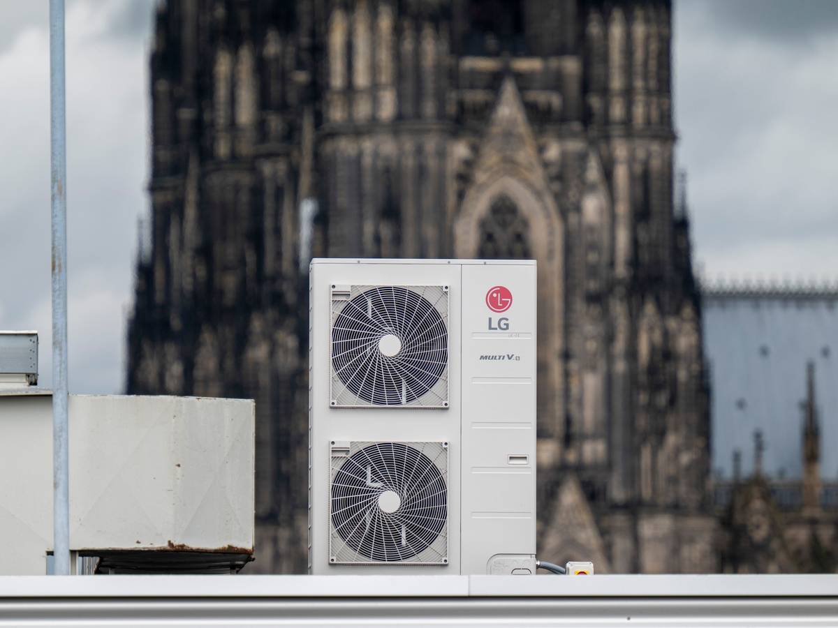 Auf den Dächern der Innenstadt stehen Klimaanlagen. Die Nachfrage nach den Geräten steigt seit der extremen Hitzewelle auch bei Privatpersonen. (Archivfoto)
