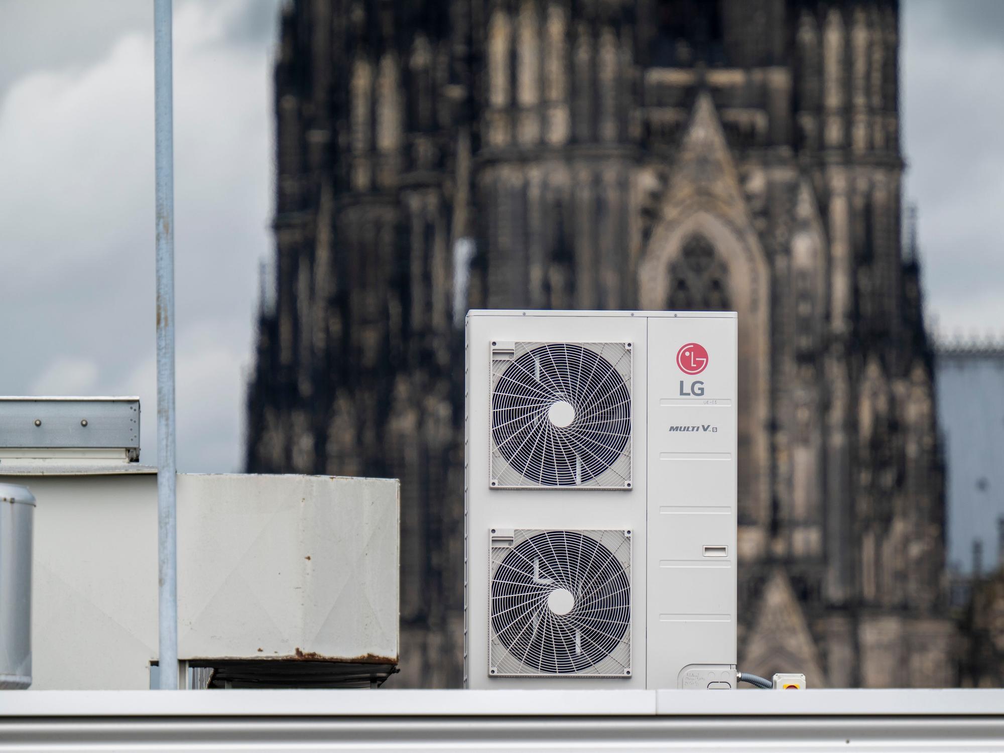 Auf den Dächern der Innenstadt stehen Klimaanlagen. Die Nachfrage nach den Geräten steigt seit der extremen Hitzewelle auch bei Privatpersonen. (Archivfoto)