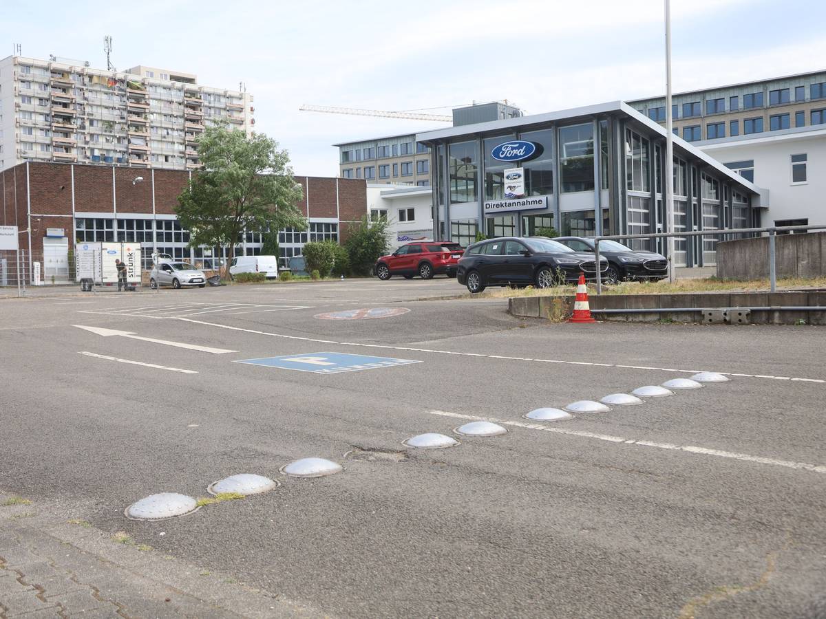 Das Gelände des früheren Autohauses Auto Strunk an der Neusser Straße.