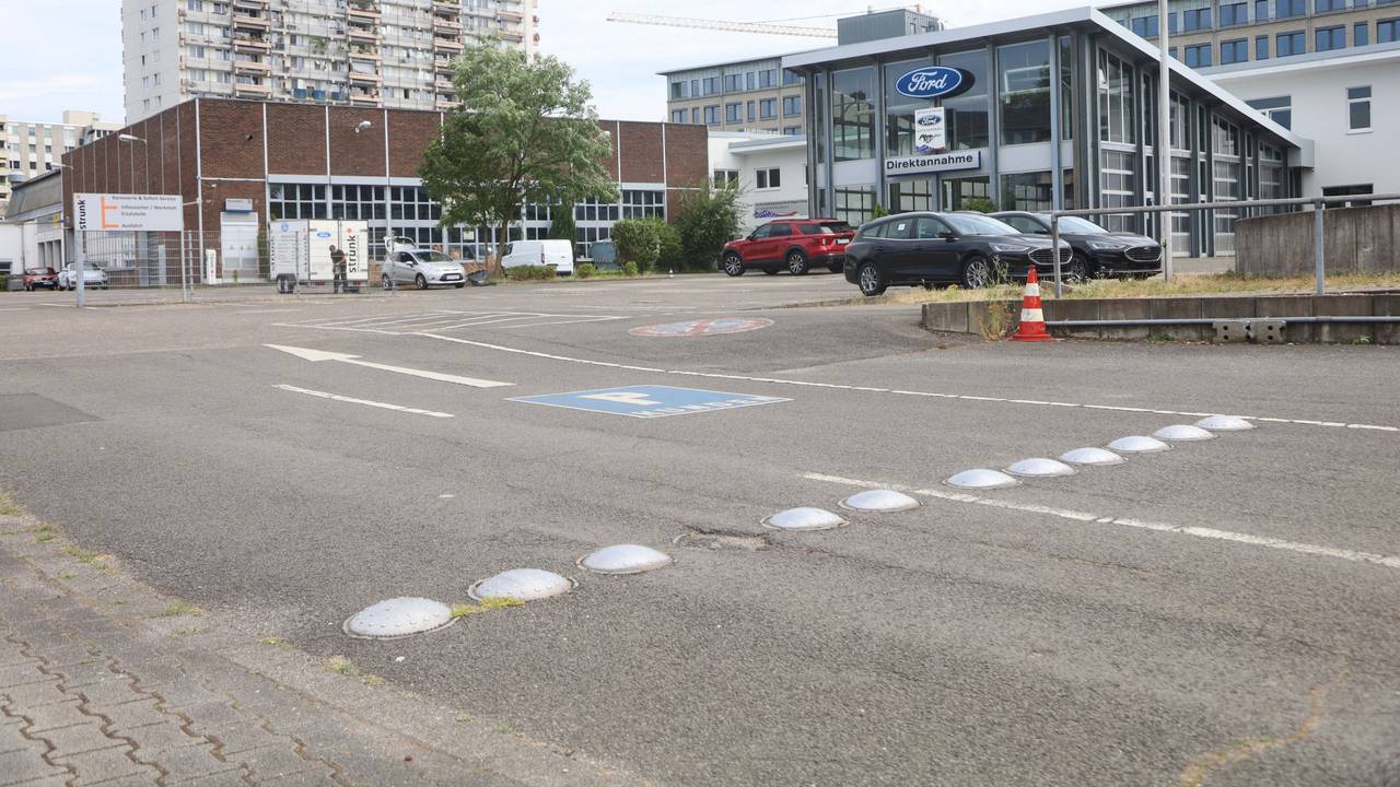 Das Gelände des früheren Autohauses Auto Strunk an der Neusser Straße.