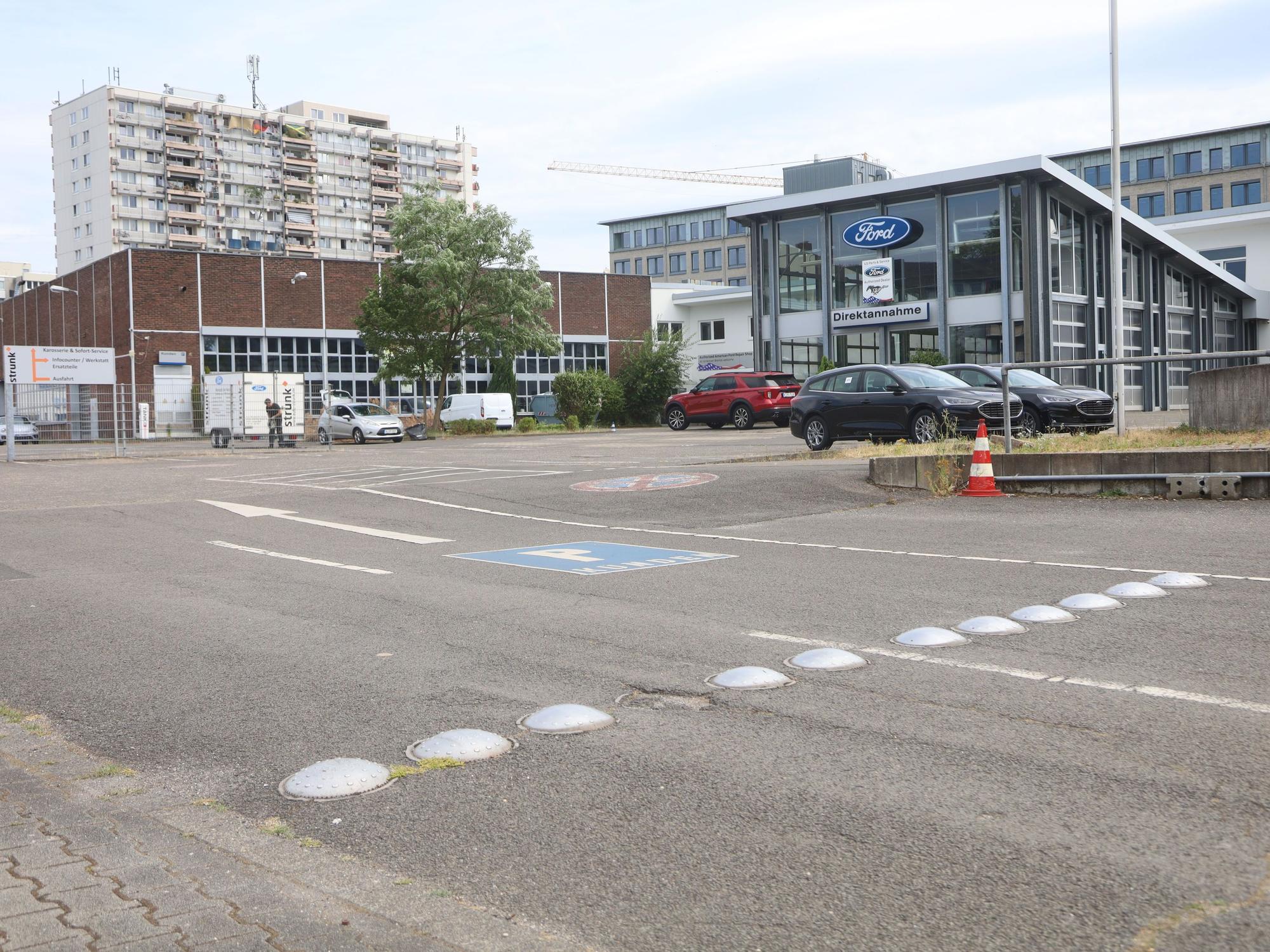 Das Gelände des früheren Autohauses Auto Strunk an der Neusser Straße.
