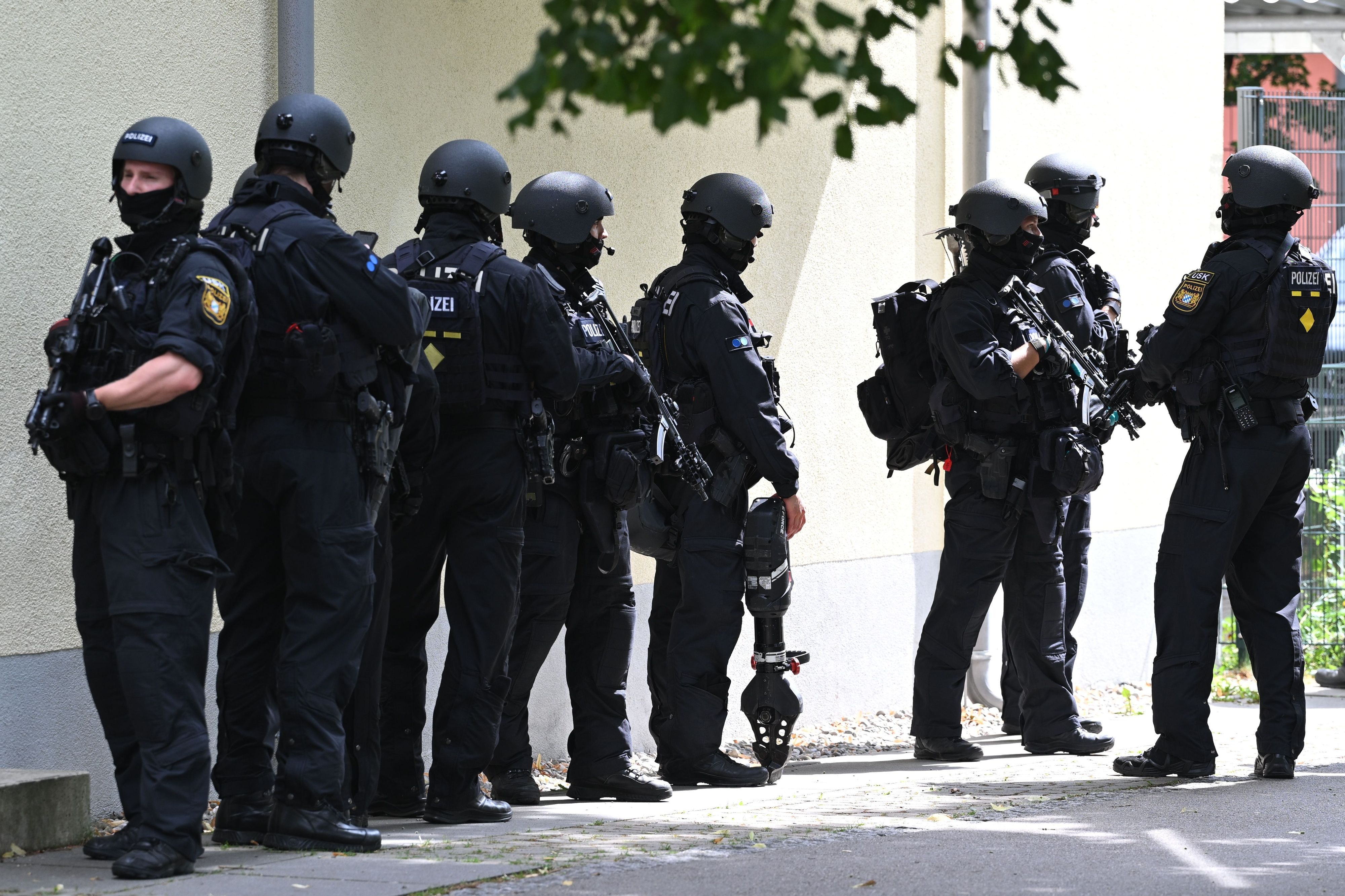 Schwerbewaffnete Polizisten stehen am Welfen-Gymnasium. Nach einem Vorfall mit mehreren Verletzten und einer Festnahme an dem Gymnasium in Oberbayern deutet laut einem Polizeisprecher vieles auf eine Amoklage hin.