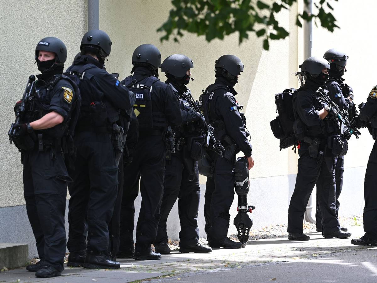Schwerbewaffnete Polizisten stehen am Welfen-Gymnasium. Nach einem Vorfall mit mehreren Verletzten und einer Festnahme an dem Gymnasium in Oberbayern deutet laut einem Polizeisprecher vieles auf eine Amoklage hin.