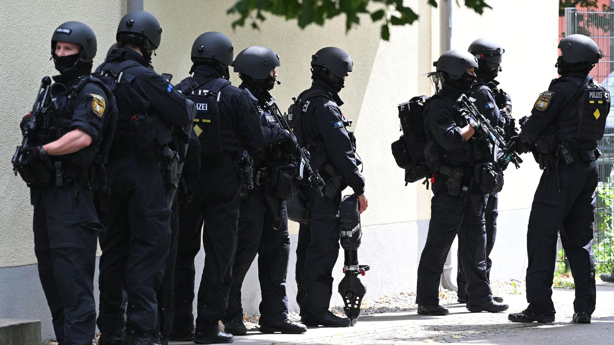Schwerbewaffnete Polizisten stehen am Welfen-Gymnasium. Nach einem Vorfall mit mehreren Verletzten und einer Festnahme an dem Gymnasium in Oberbayern deutet laut einem Polizeisprecher vieles auf eine Amoklage hin.