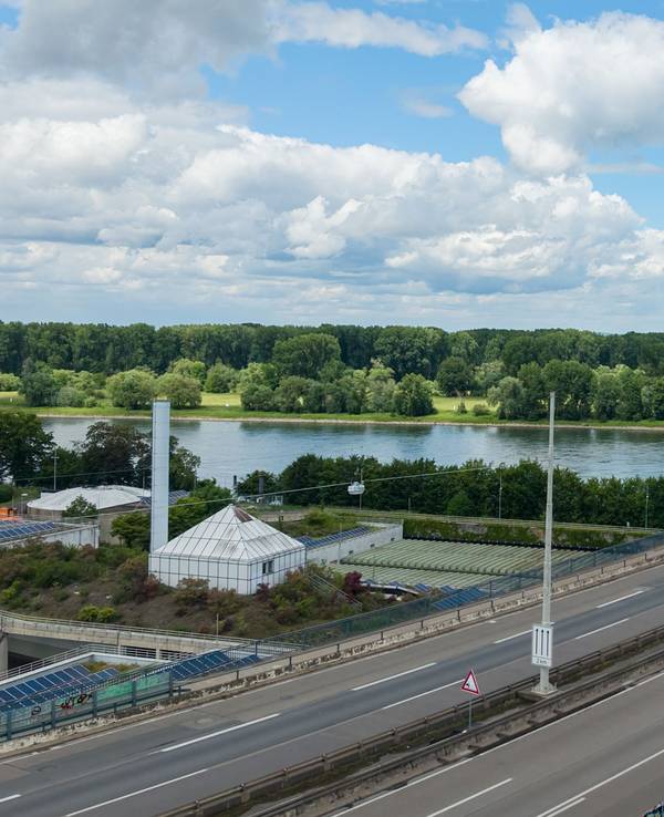 Blick auf die gesperrte Friedrich-Ebert-Brücke (Archivbild).