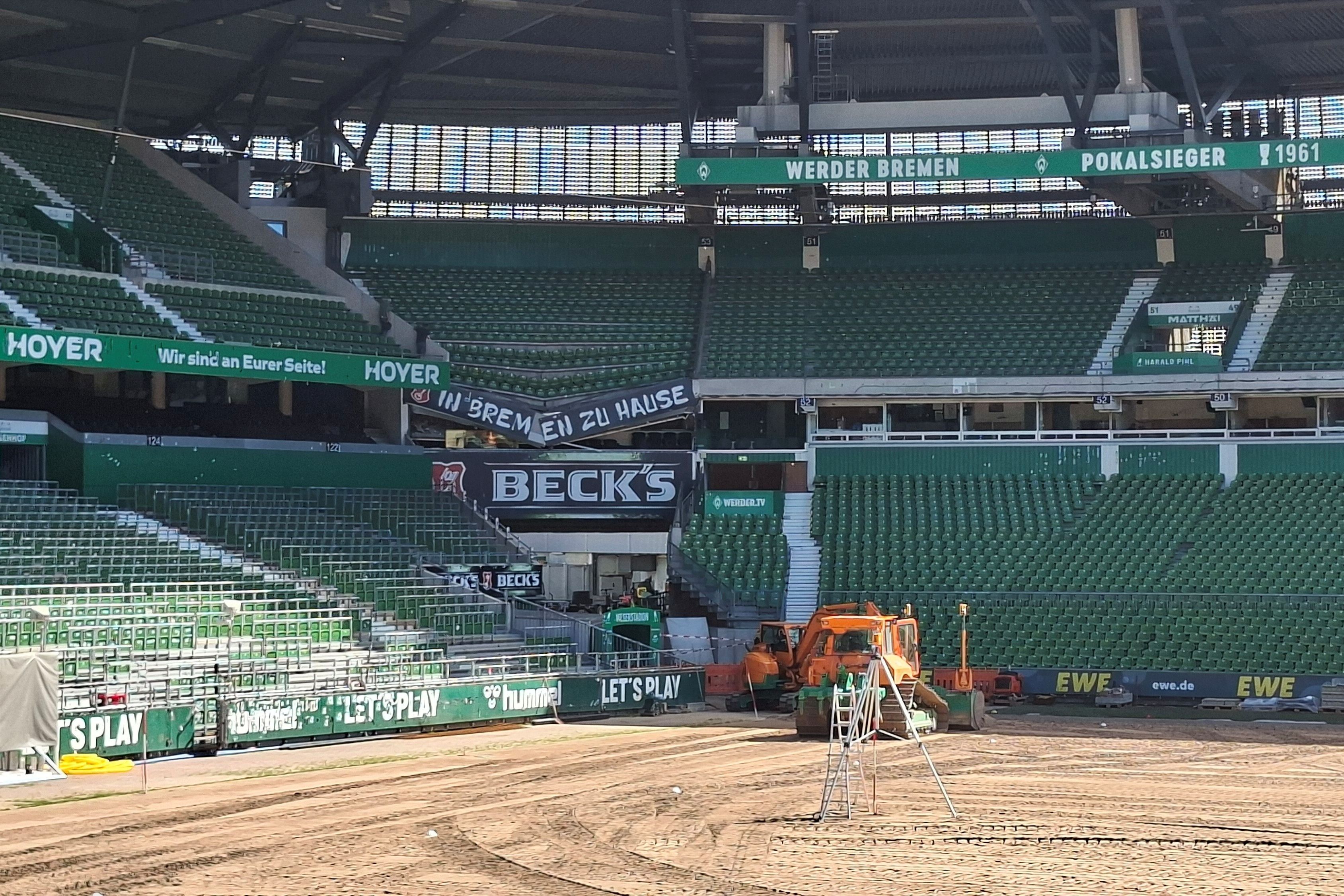 An einer Tribüne im Bremer Weserstadion sind seitlich der Ostkurve Betonstützen zerbrochen. Über die Ursache des Schadens gab es zunächst keine Informationen.