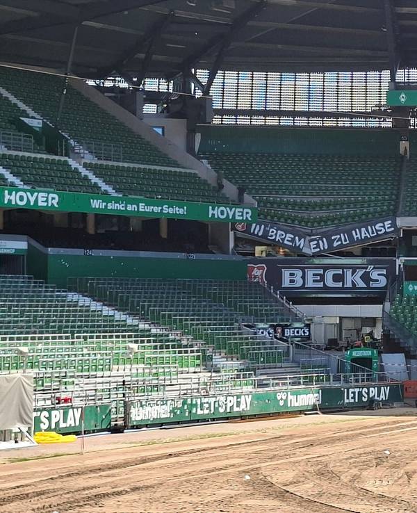 An einer Tribüne im Bremer Weserstadion sind seitlich der Ostkurve Betonstützen zerbrochen. Über die Ursache des Schadens gab es zunächst keine Informationen.