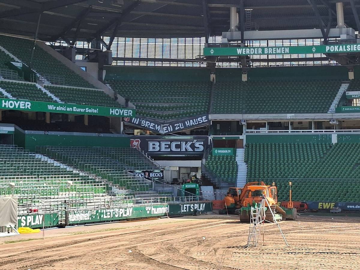 An einer Tribüne im Bremer Weserstadion sind seitlich der Ostkurve Betonstützen zerbrochen. Über die Ursache des Schadens gab es zunächst keine Informationen.