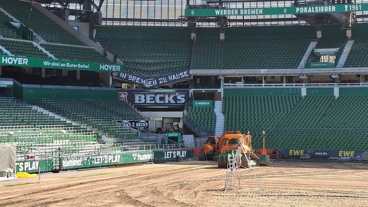 An einer Tribüne im Bremer Weserstadion sind seitlich der Ostkurve Betonstützen zerbrochen. Über die Ursache des Schadens gab es zunächst keine Informationen.