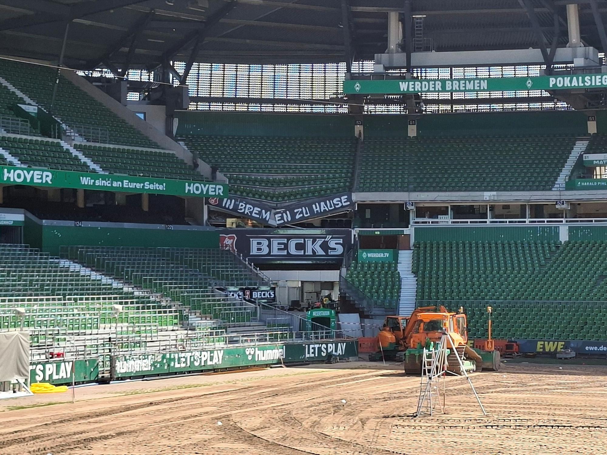 An einer Tribüne im Bremer Weserstadion sind seitlich der Ostkurve Betonstützen zerbrochen. Über die Ursache des Schadens gab es zunächst keine Informationen.